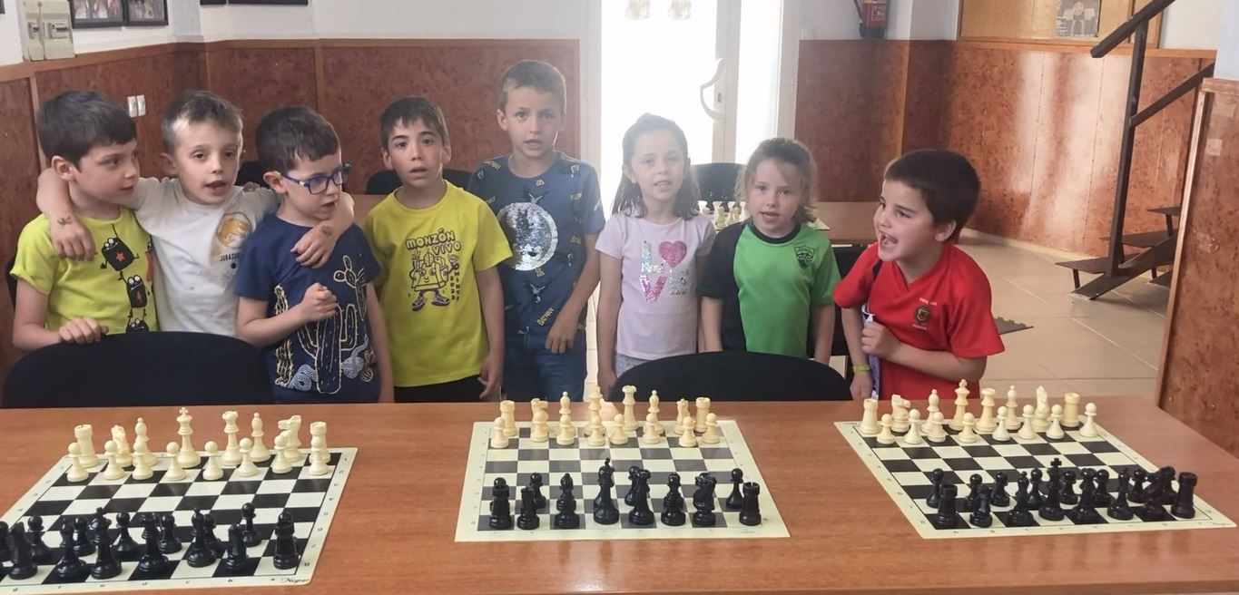 Jóvenes jugadores presentan el torneo.