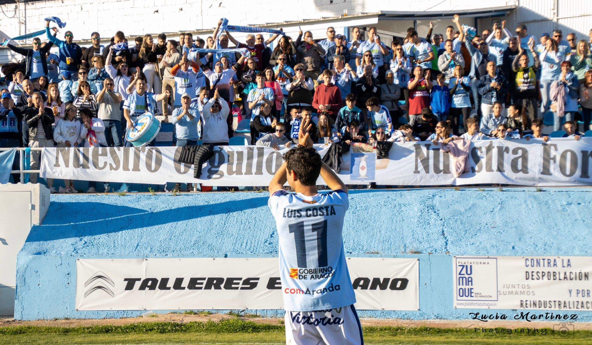 Luis Costa aplaude a la afición. Foto: Lucía Martínez