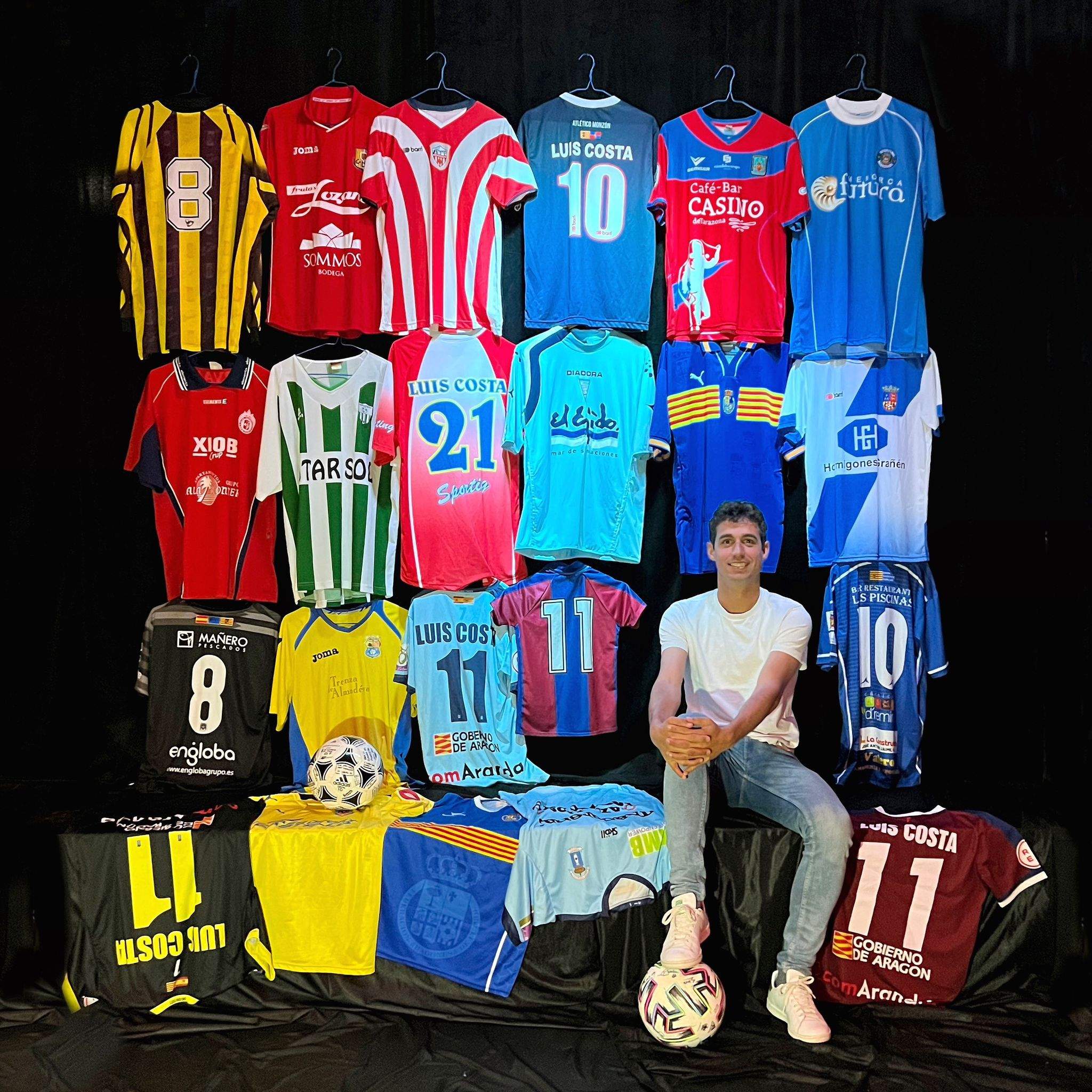 Costa posa con todas las camisetas que ha vestido.