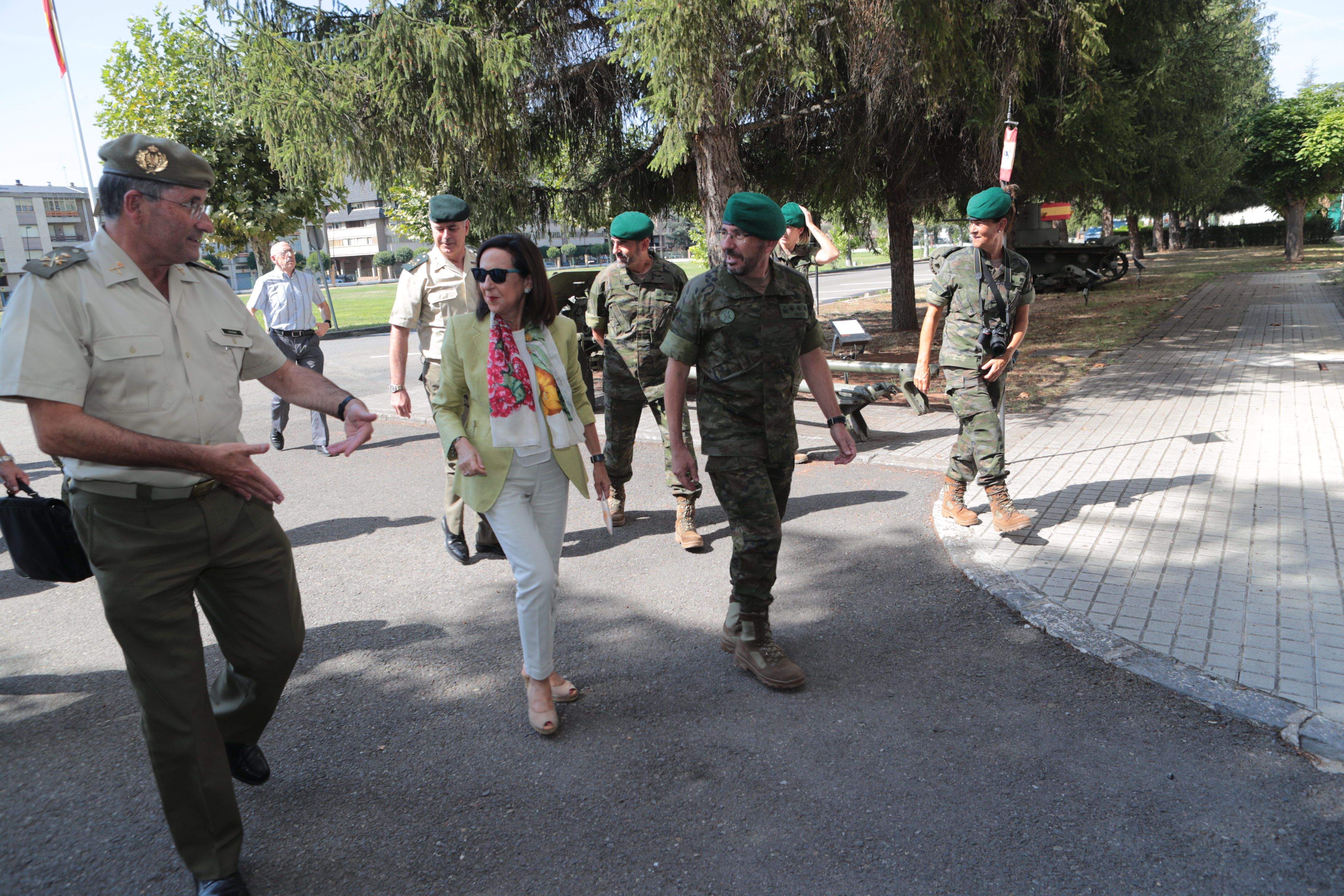 Visita de la ministra Robres al acuartelamiento san bernardo y al Castillo de San Pedro de Jaca.  Foto Ministerio de Defensa