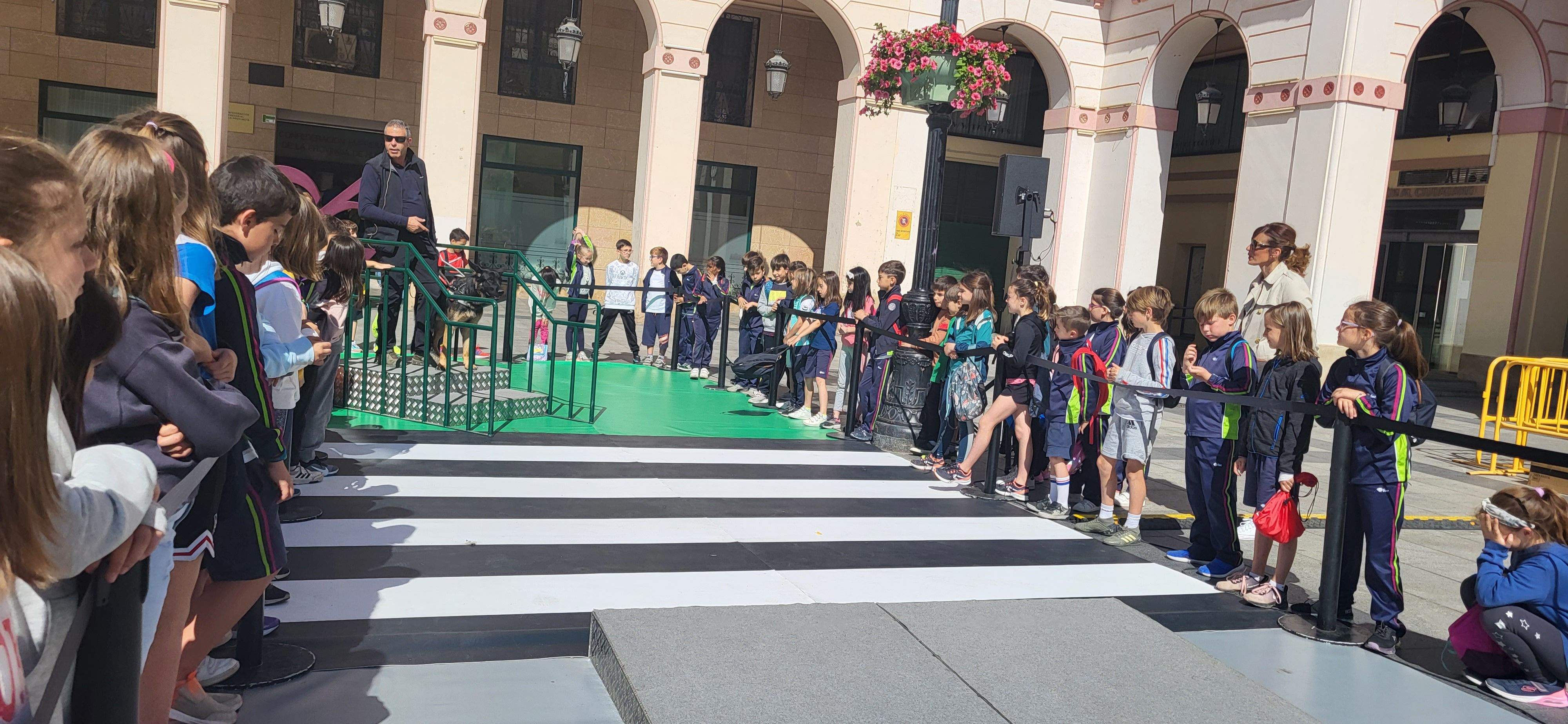 Exhibición con perros guía de la ONCE en Huesca. Foto Myriam Martínez