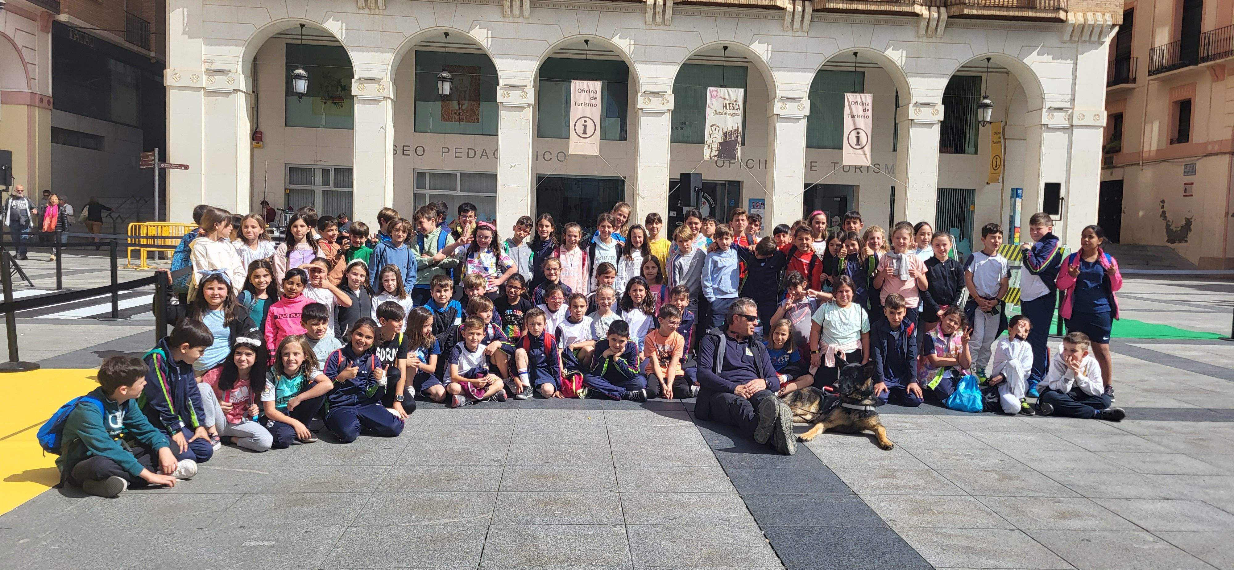 Exhibición con perros guía de la ONCE en Huesca. Foto Myriam Martínez