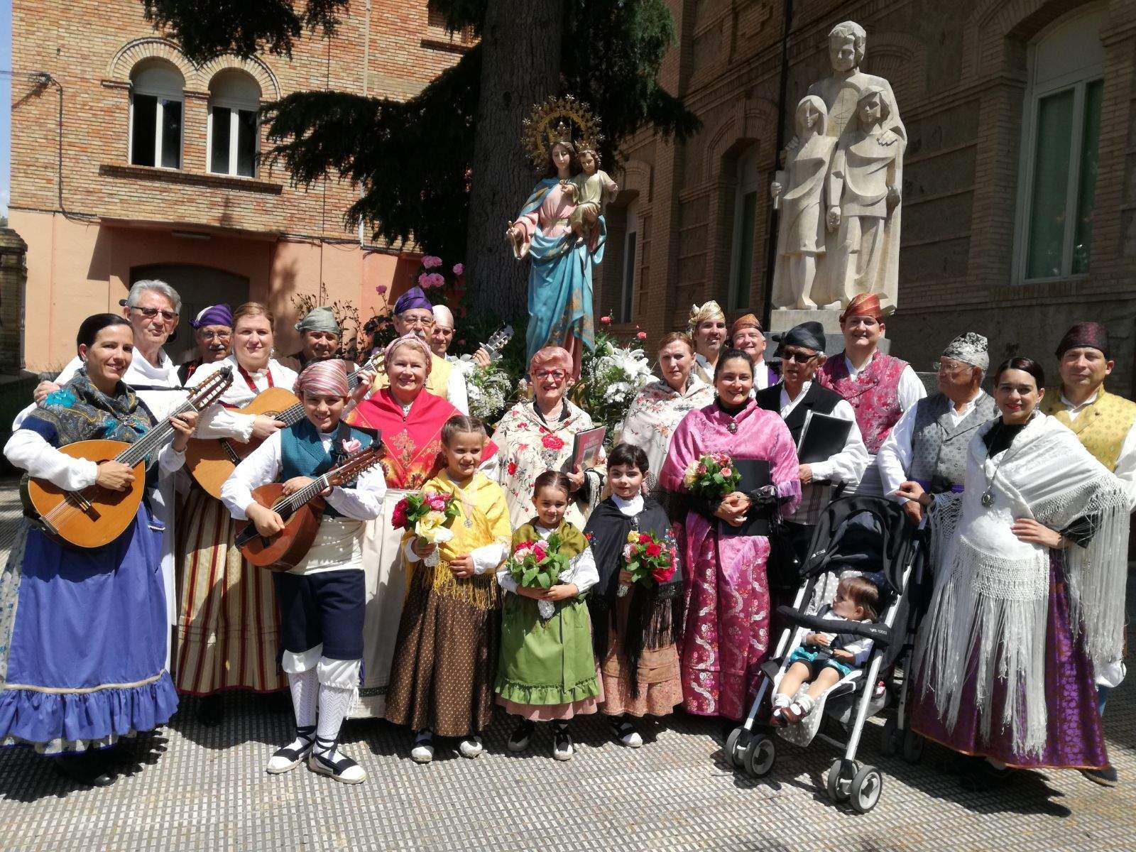 Grupo Os Faticos junto a la iglesia de María Auxiliadora