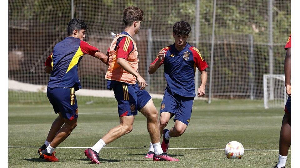 Un momento de un entrenamiento de la Selección Española Sub 17 de Roberto Martín en Las Rozas. Foto: RFEF