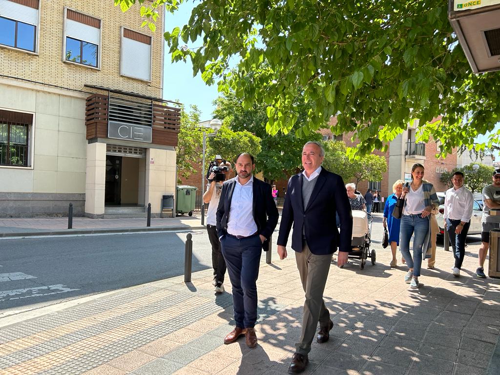 Fernando Torres y Jorge Azcón. Detrás, Blanca Galindo