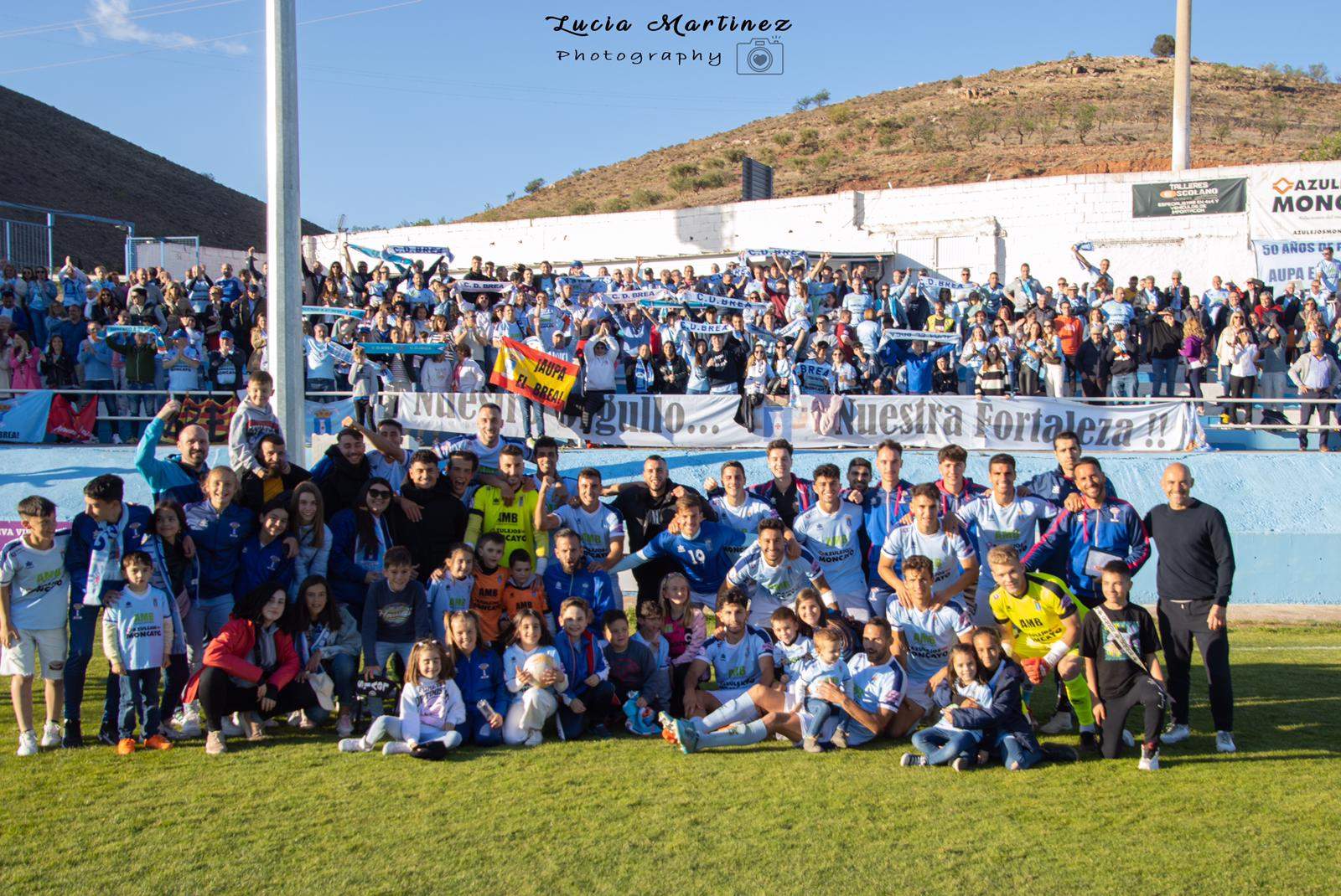 Celebración de los jugadores con la afición tras la salvación. Foto: Lucía Martínez