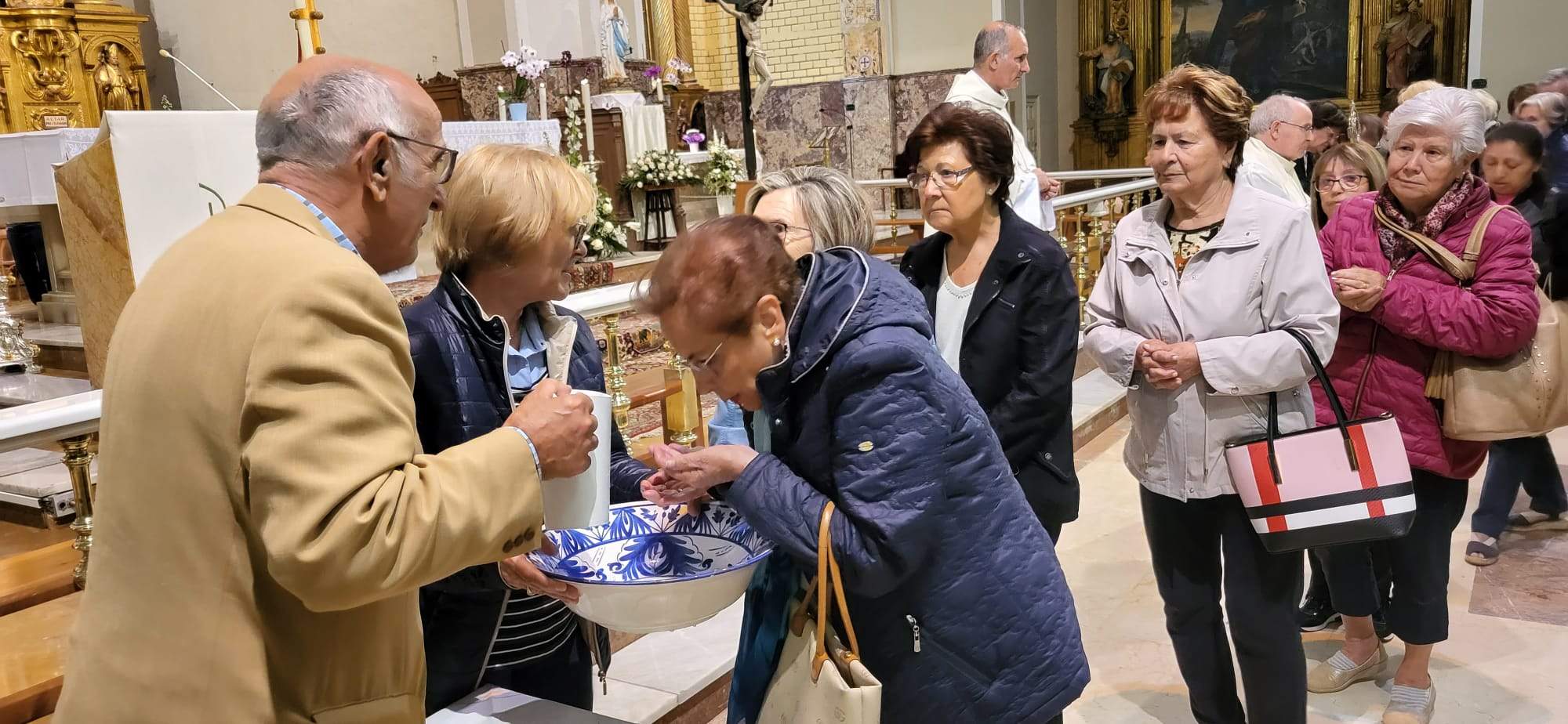 Gesto del agua y veneración de la reliquia de Santa Bernardita.