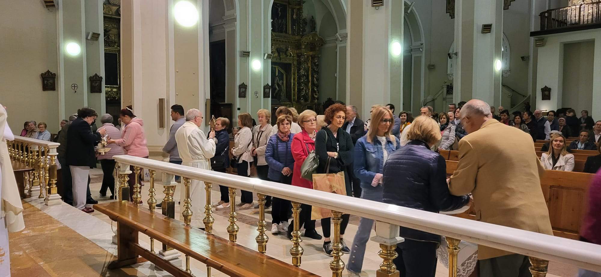 Gesto del agua y veneración de la reliquia de Santa Bernardita.