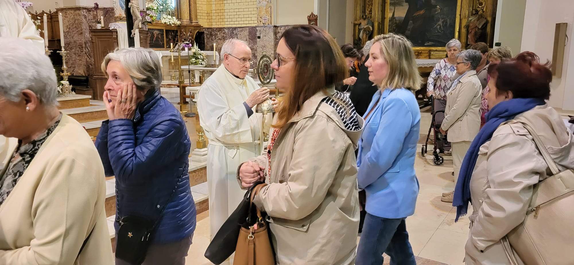 Gesto del agua y veneración de la reliquia de Santa Bernardita.