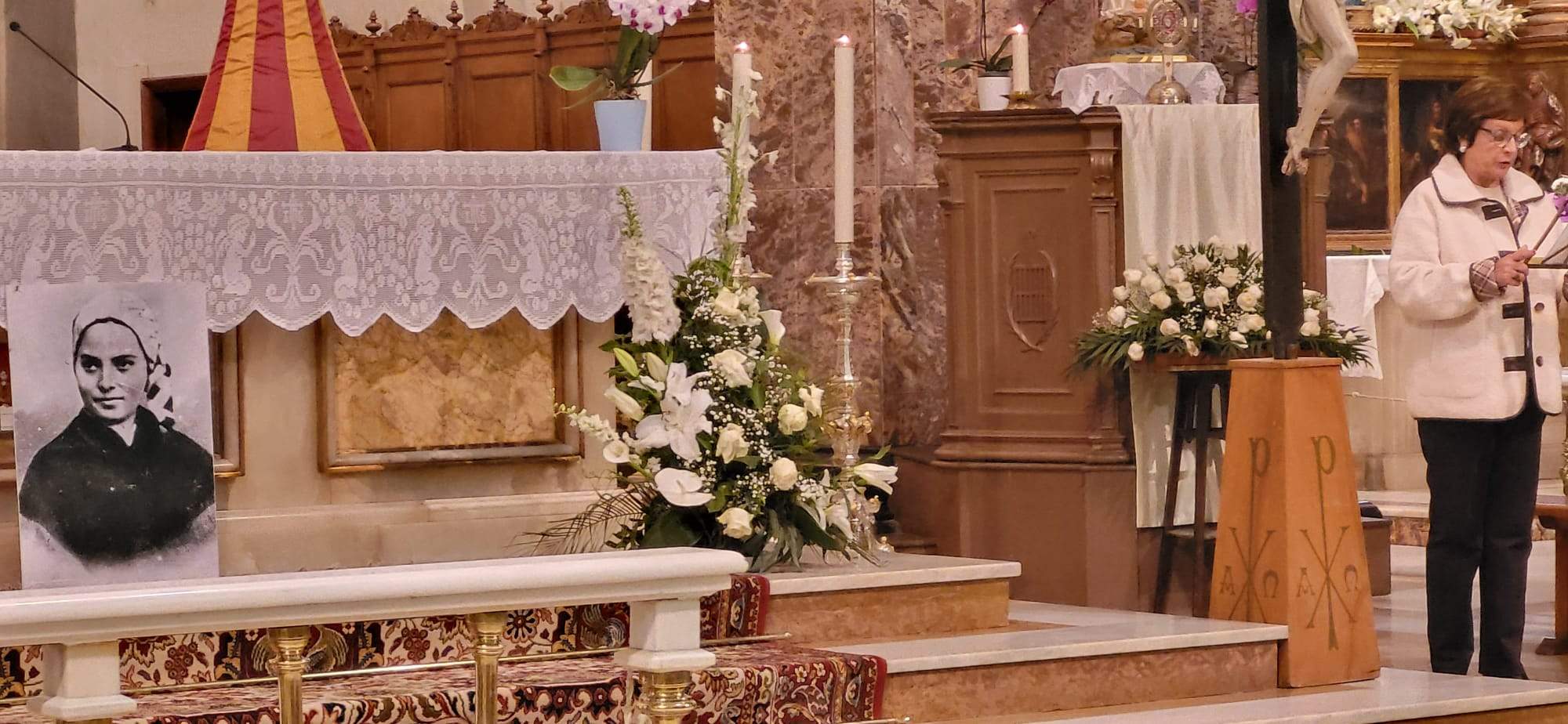 Gesto del agua y veneración de la reliquia de Santa Bernardita.