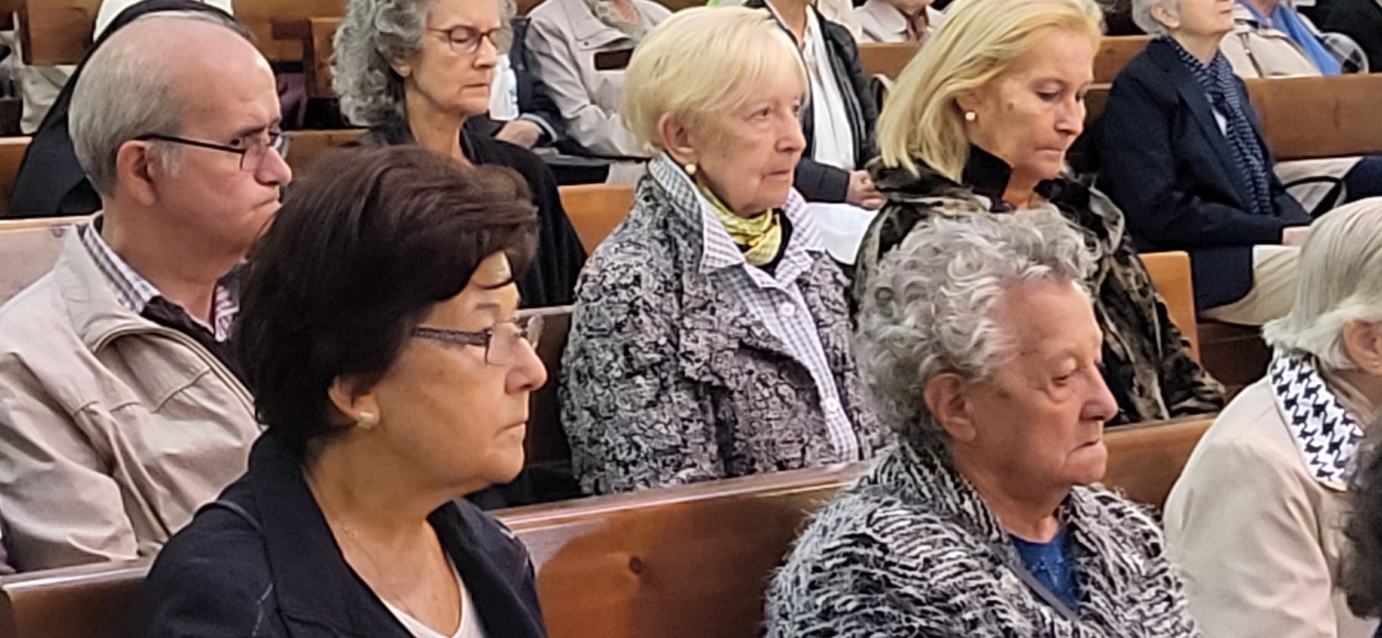 Gesto del agua y veneración de la reliquia de Santa Bernardita.