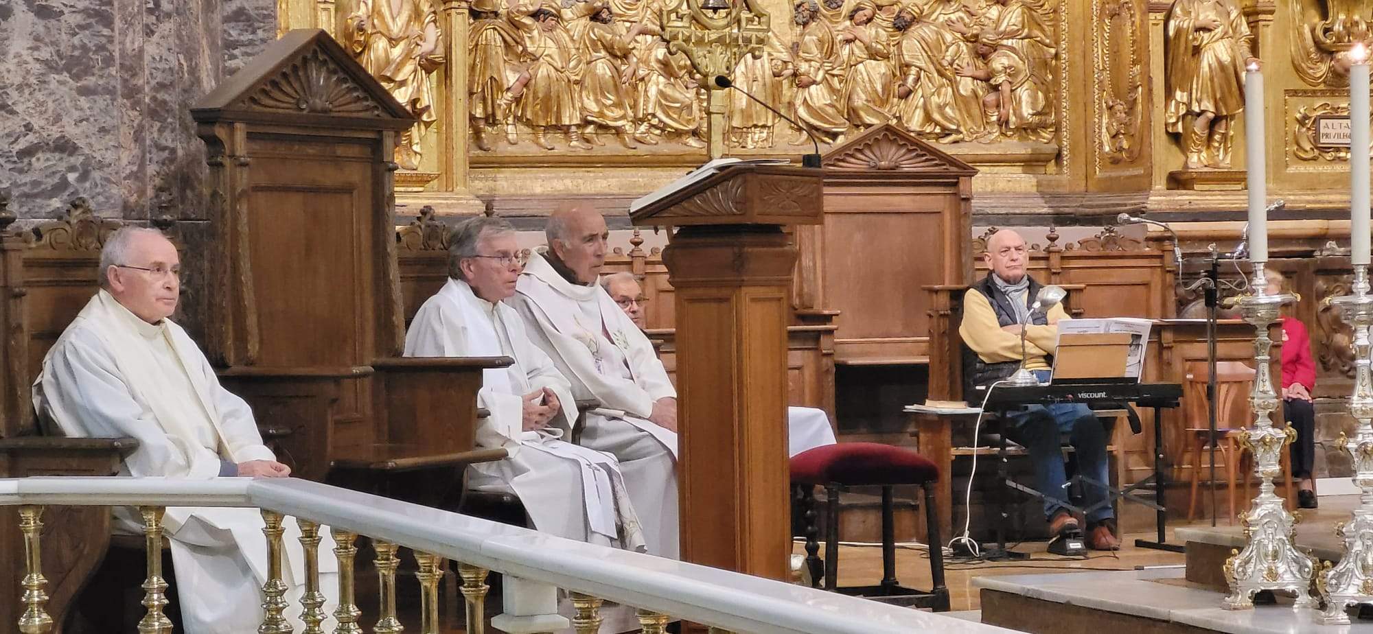 Gesto del agua y veneración de la reliquia de Santa Bernardita.