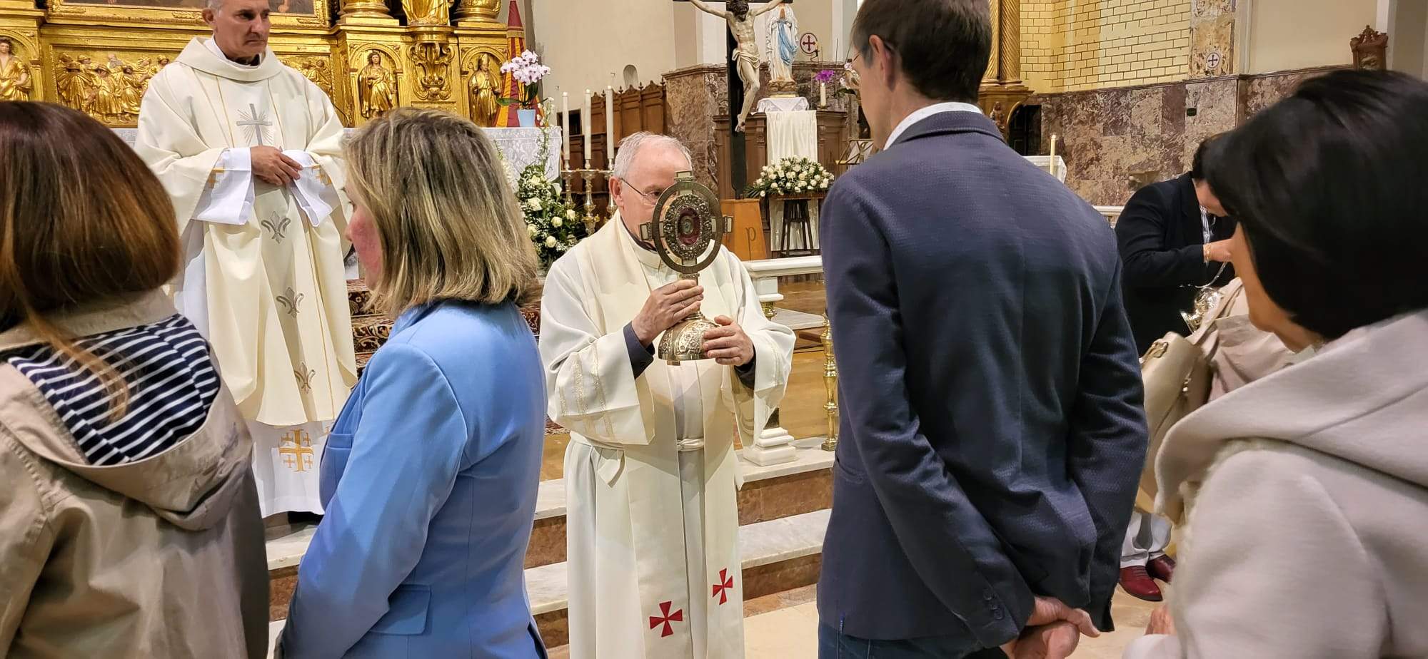 Gesto del agua y veneración de la reliquia de Santa Bernardita.