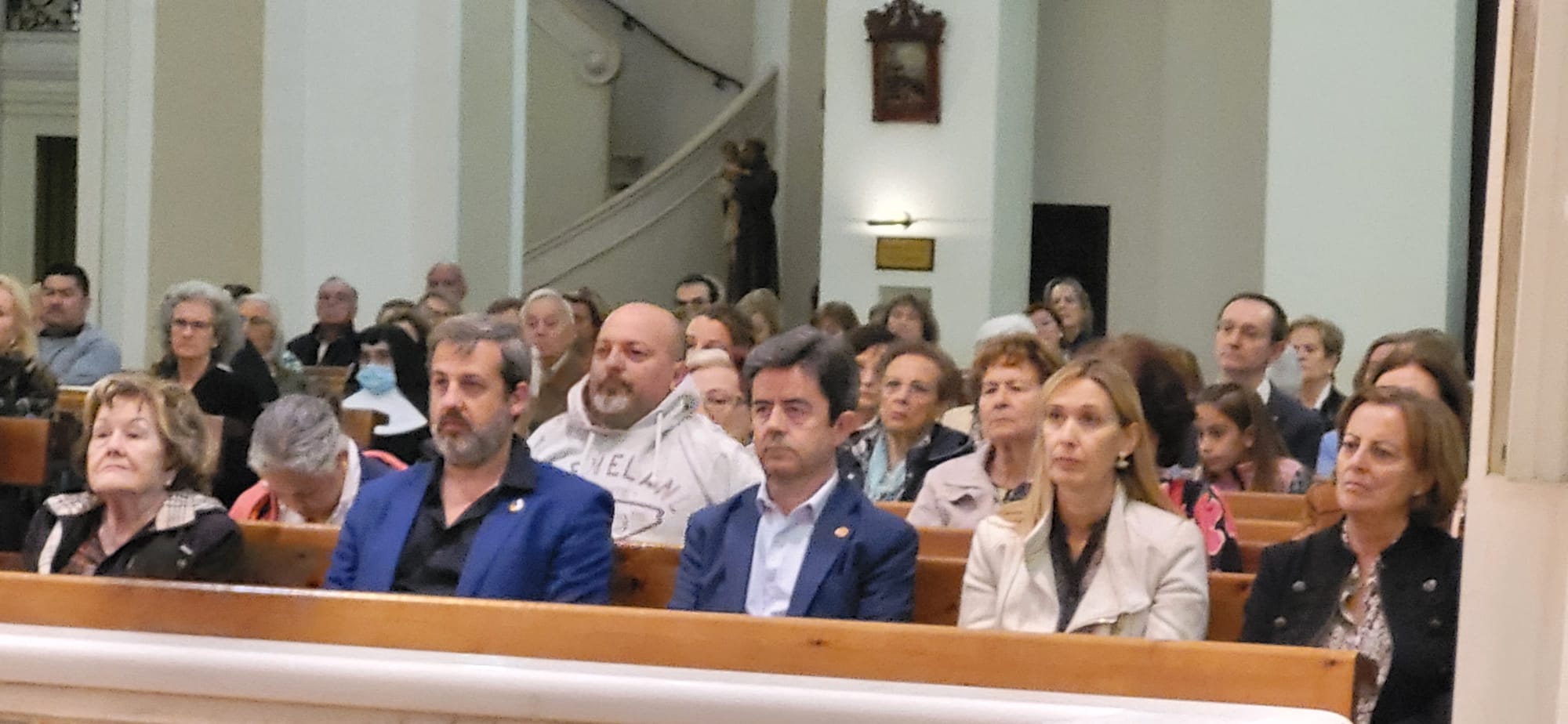 Gesto del agua y veneración de la reliquia de Santa Bernardita.