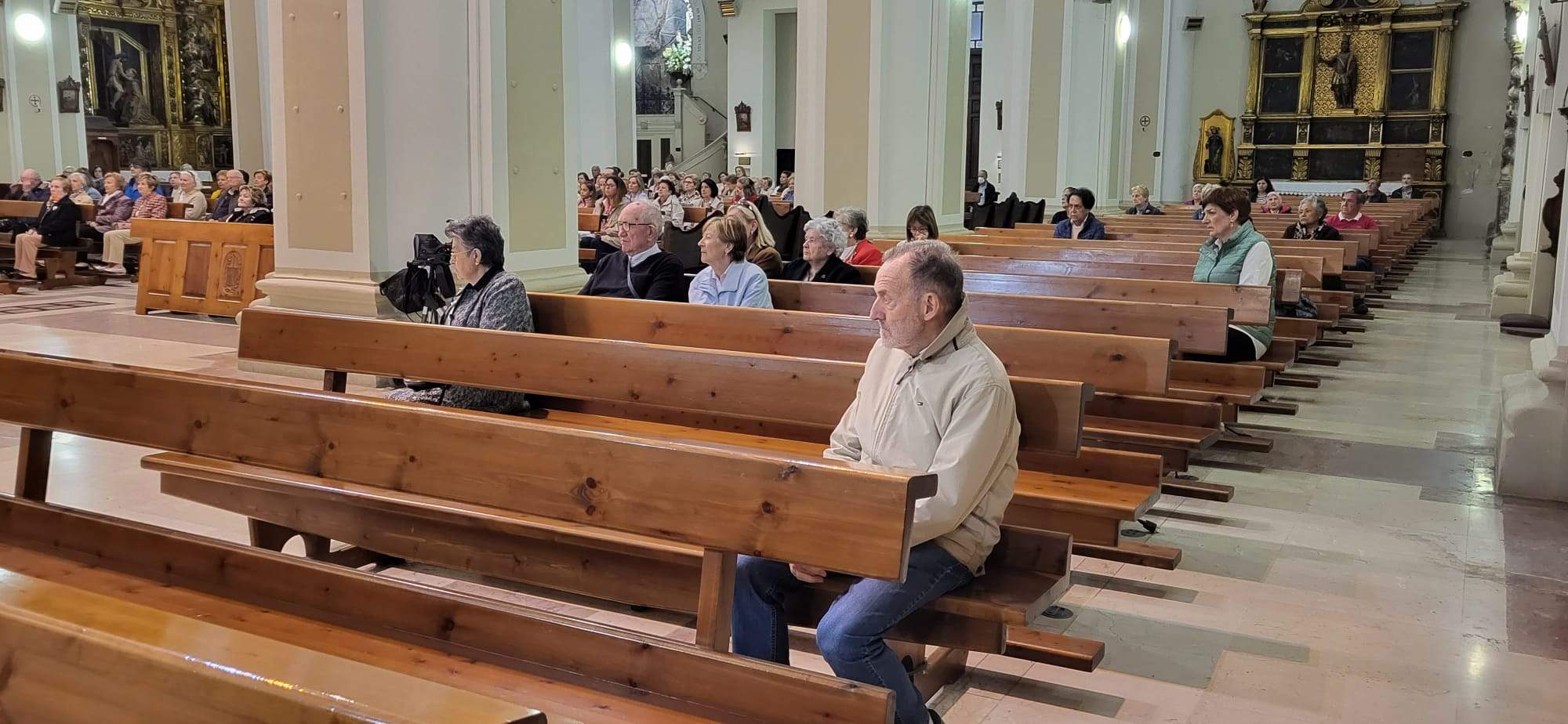 Gesto del agua y veneración de la reliquia de Santa Bernardita.