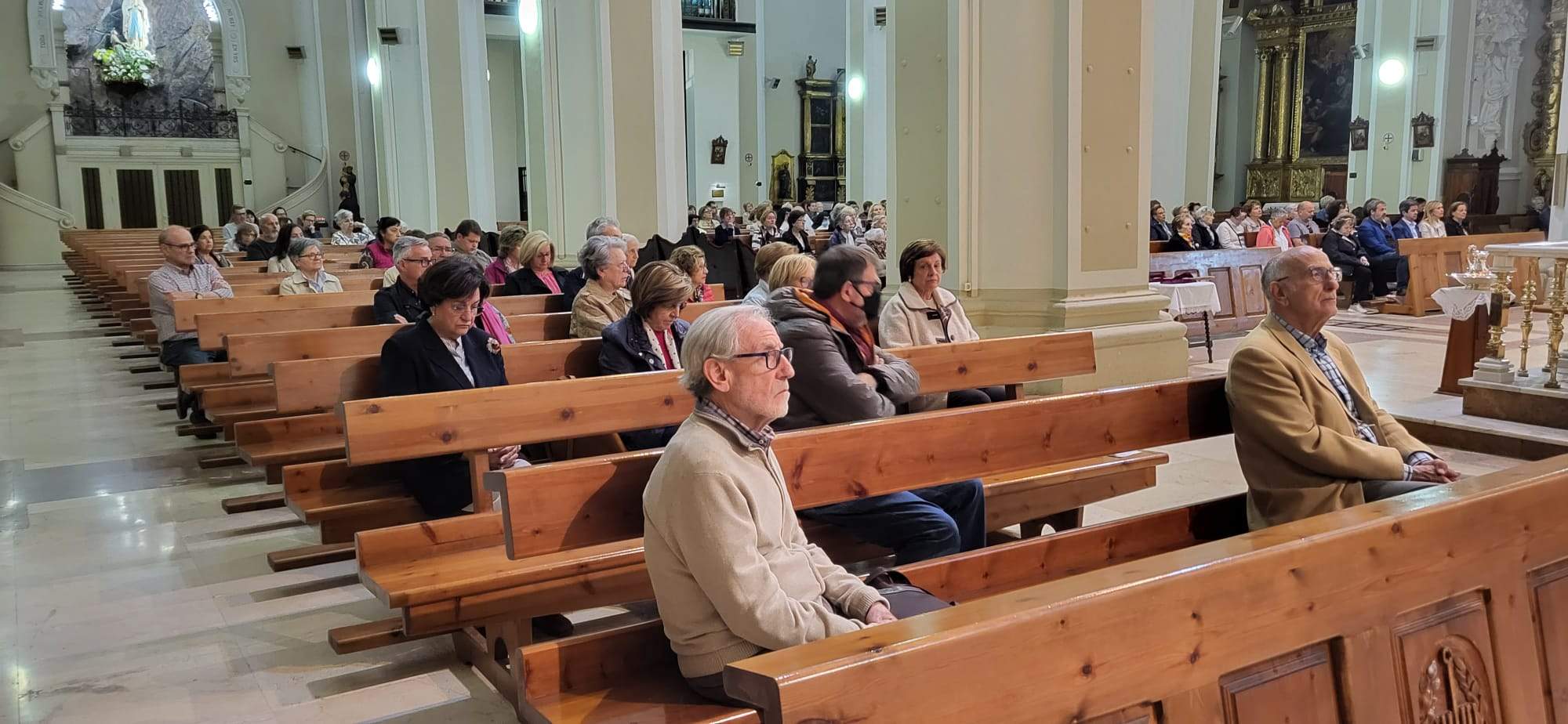 Gesto del agua y veneración de la reliquia de Santa Bernardita.