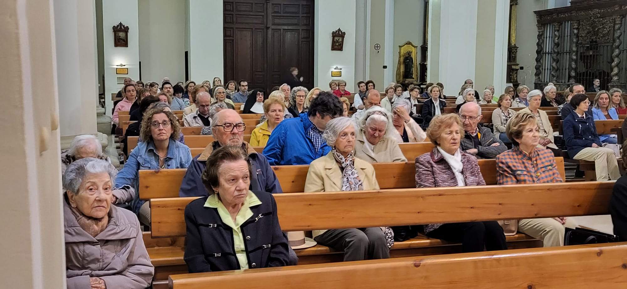 Gesto del agua y veneración de la reliquia de Santa Bernardita.