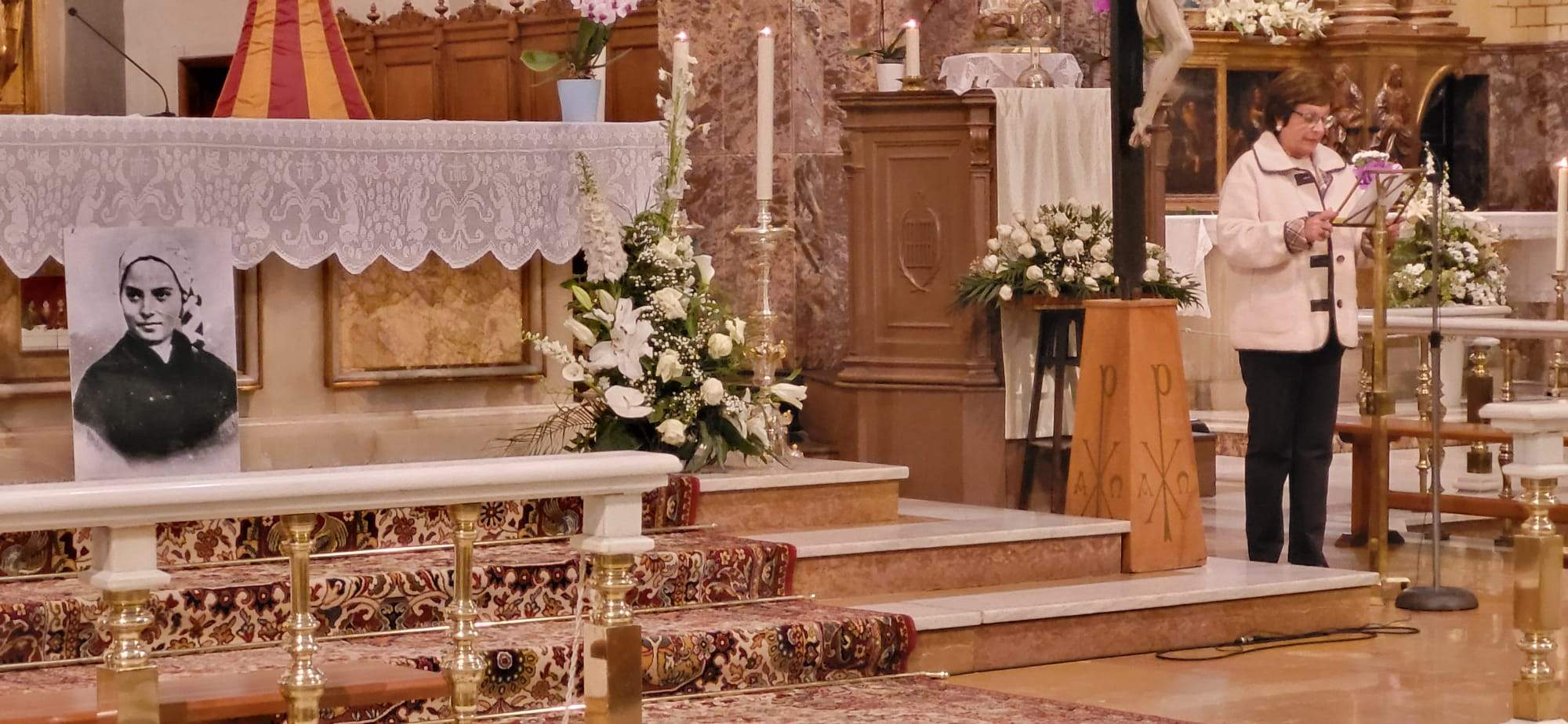 Gesto del agua y veneración de la reliquia de Santa Bernardita.