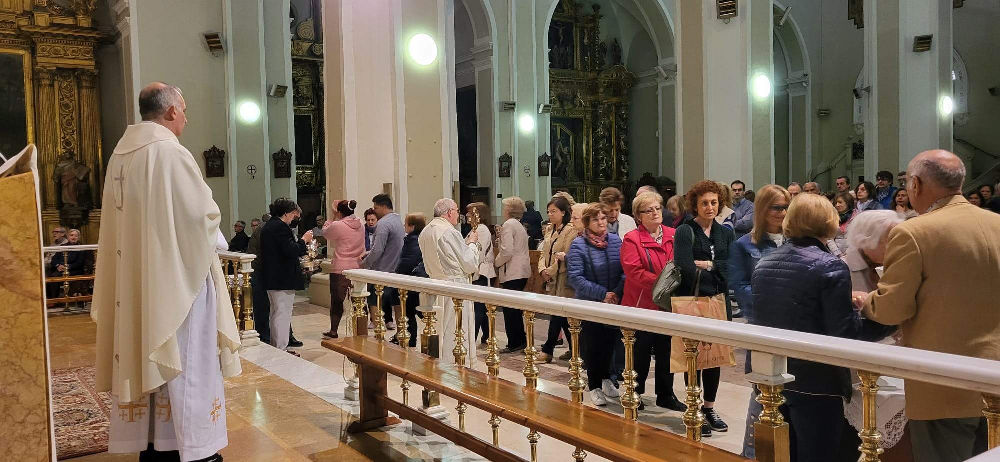 Gesto del agua y veneración de la reliquia de Santa Bernardita.