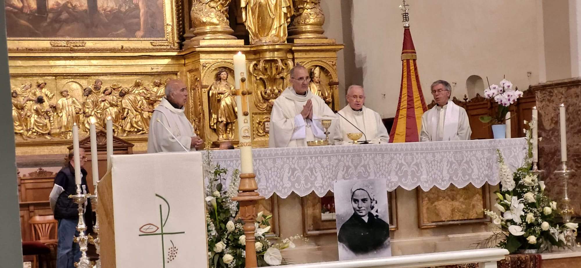 Gesto del agua y veneración de la reliquia de Santa Bernardita.