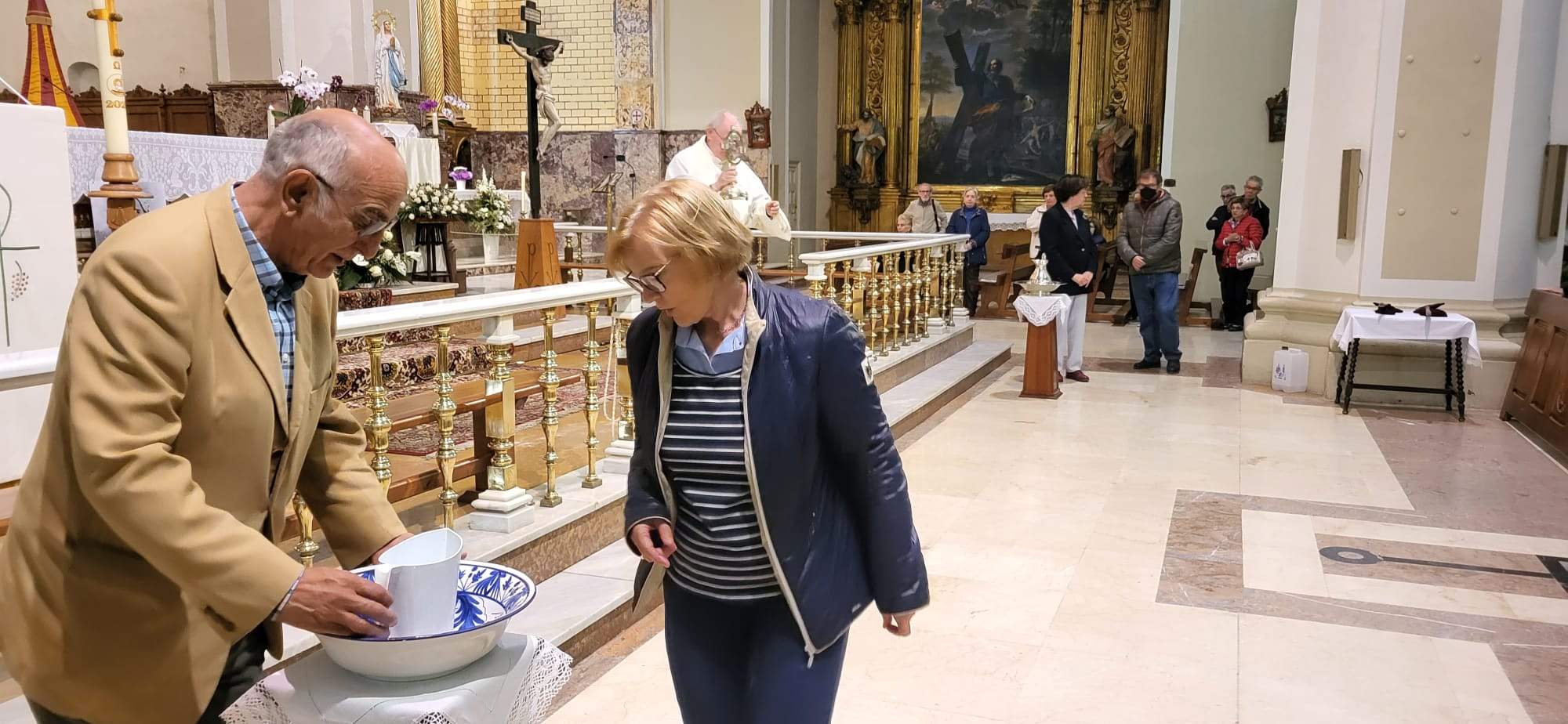 Gesto del agua y veneración de la reliquia de Santa Bernardita.