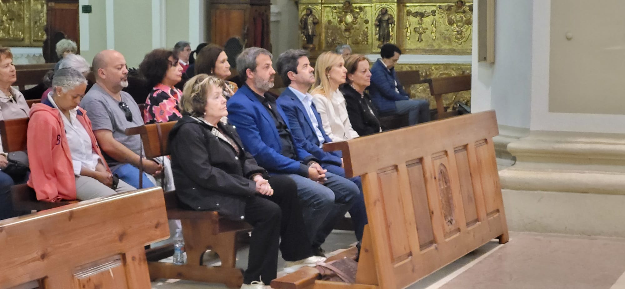 Gesto del agua y veneración de la reliquia de Santa Bernardita.