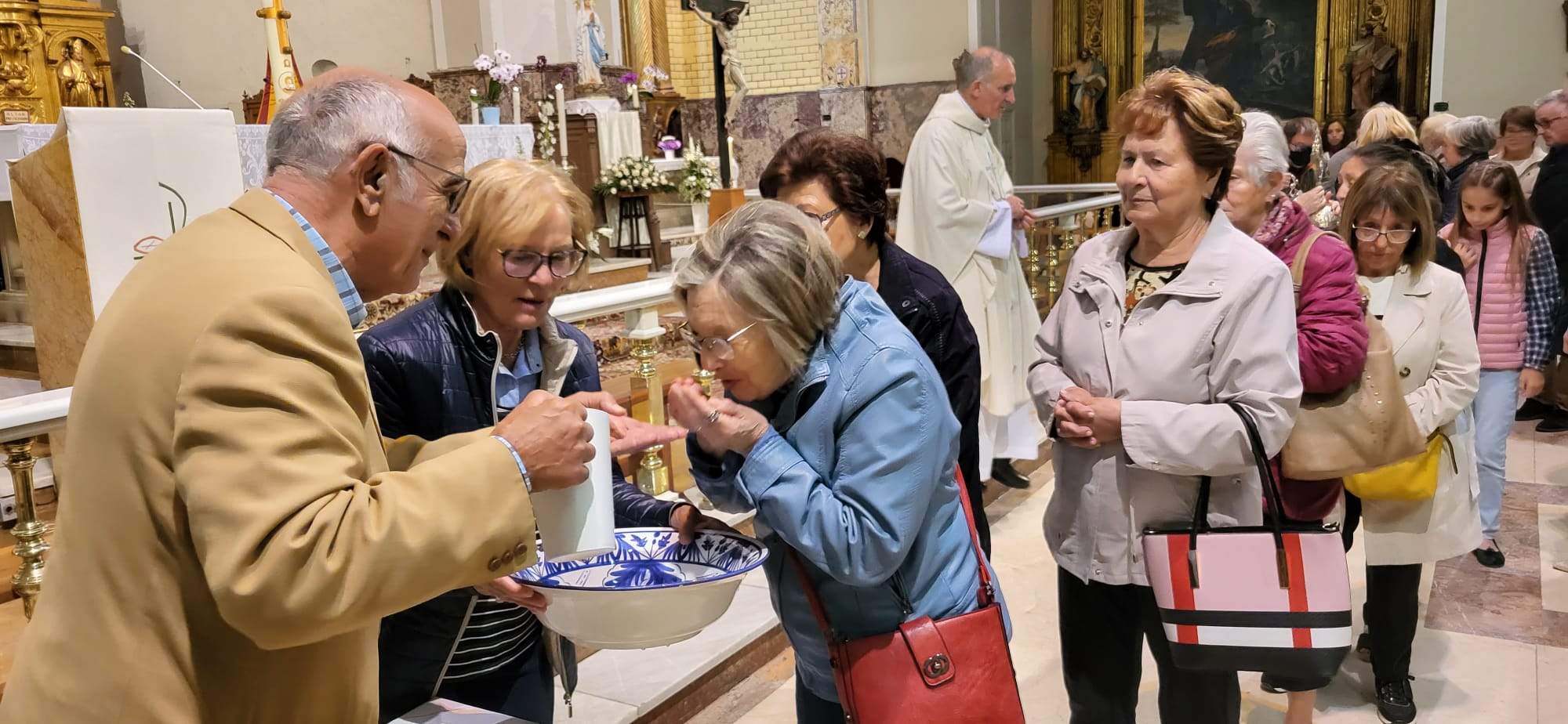 Gesto del agua y veneración de la reliquia de Santa Bernardita.