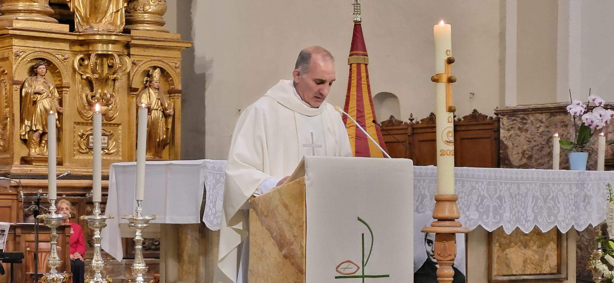 Gesto del agua y veneración de la reliquia de Santa Bernardita.