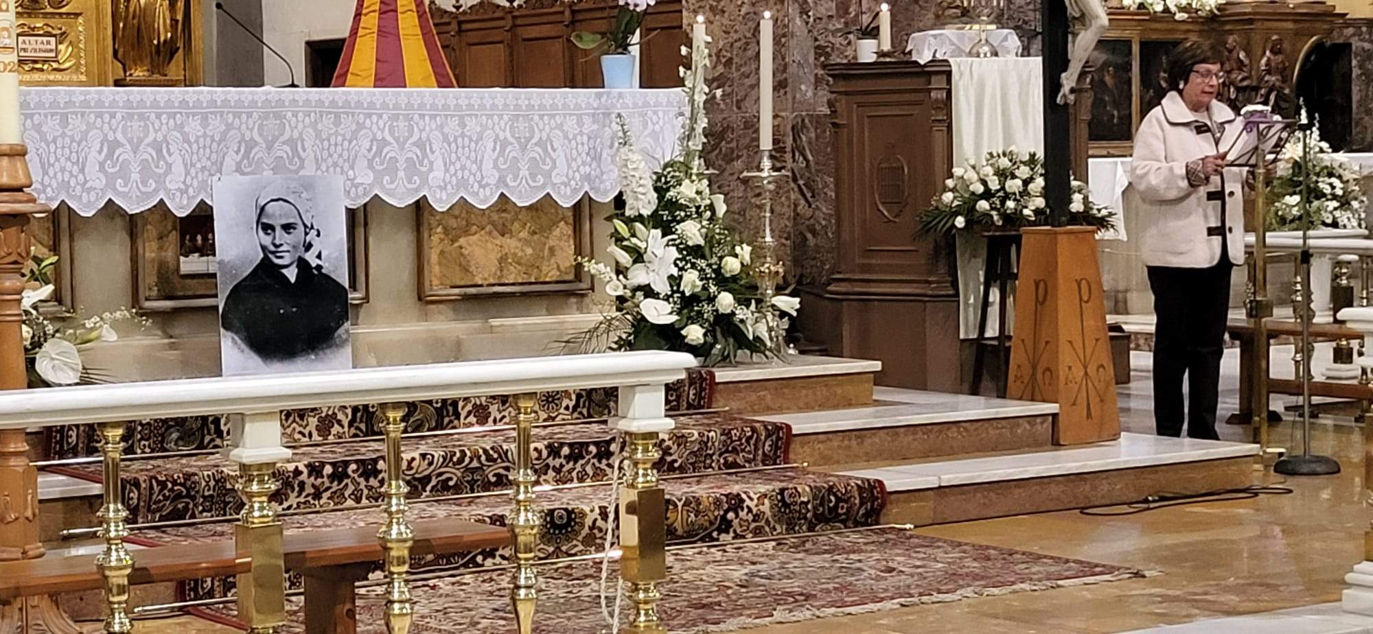 Gesto del agua y veneración de la reliquia de Santa Bernardita.