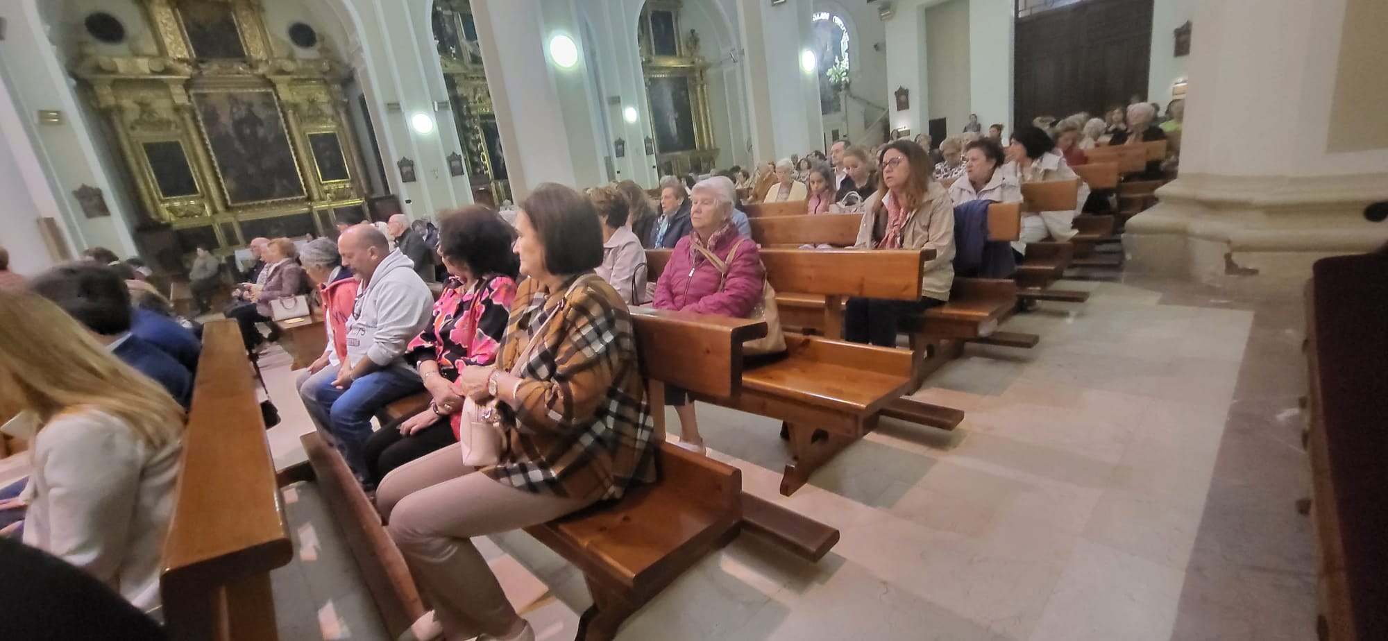 Gesto del agua y veneración de la reliquia de Santa Bernardita.