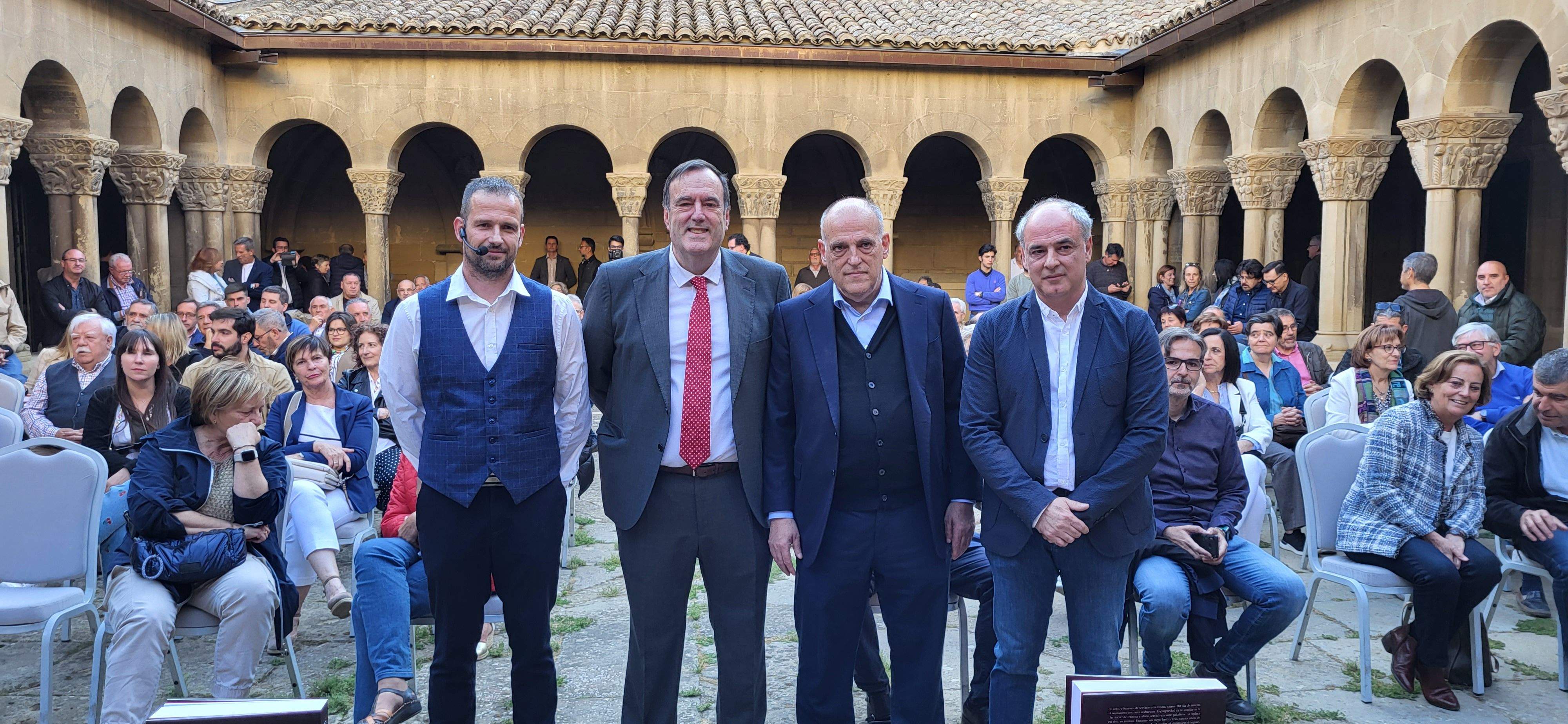 Sergio Bernués, Javier García Antón, Javier Tebas y Javier Franco ante el público asistente a la presentación del libro.