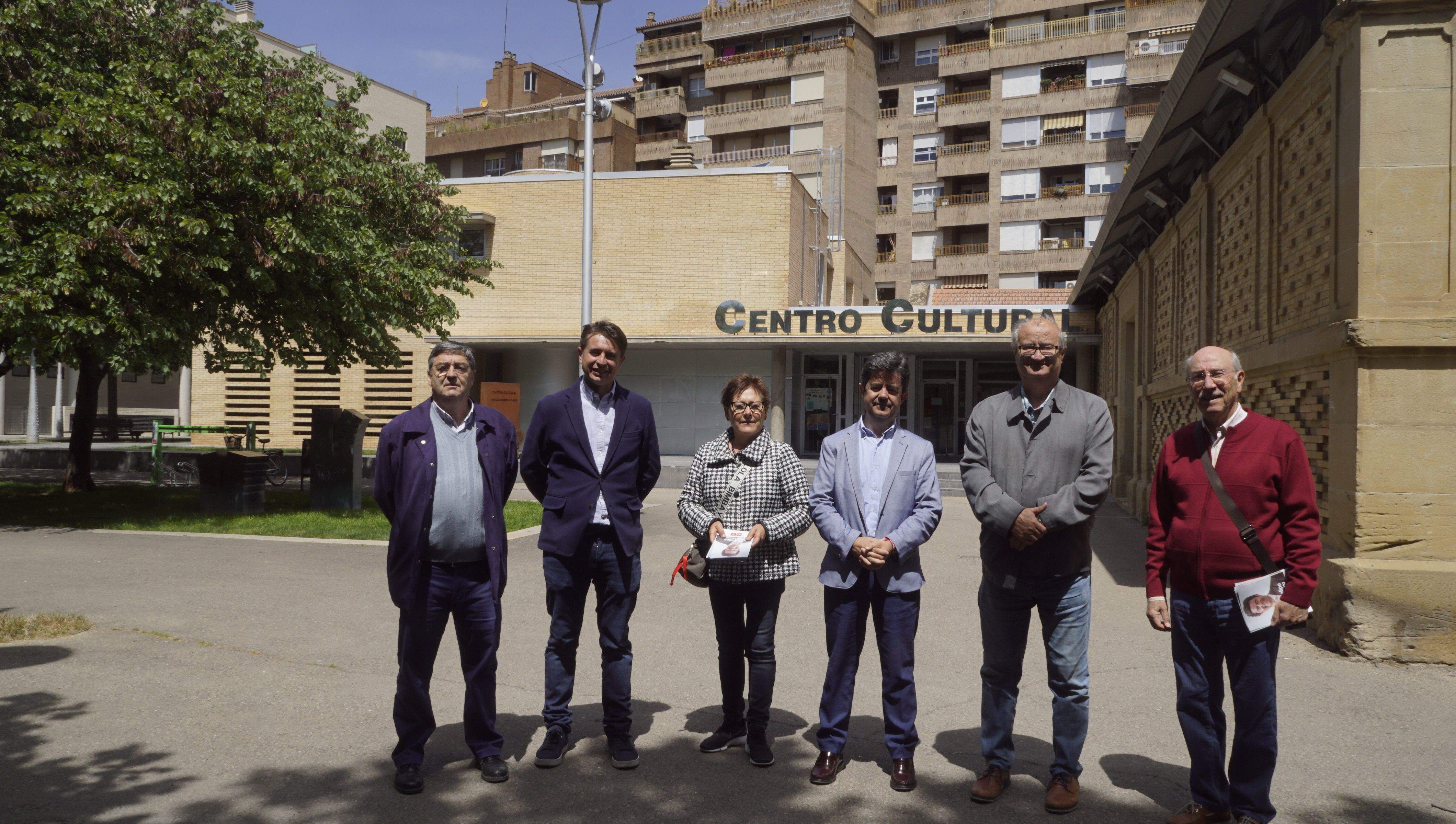 Luis Felipe, junto a integrantes de la candidatura, delante de uno de los espacios en los que plantean placas solares.