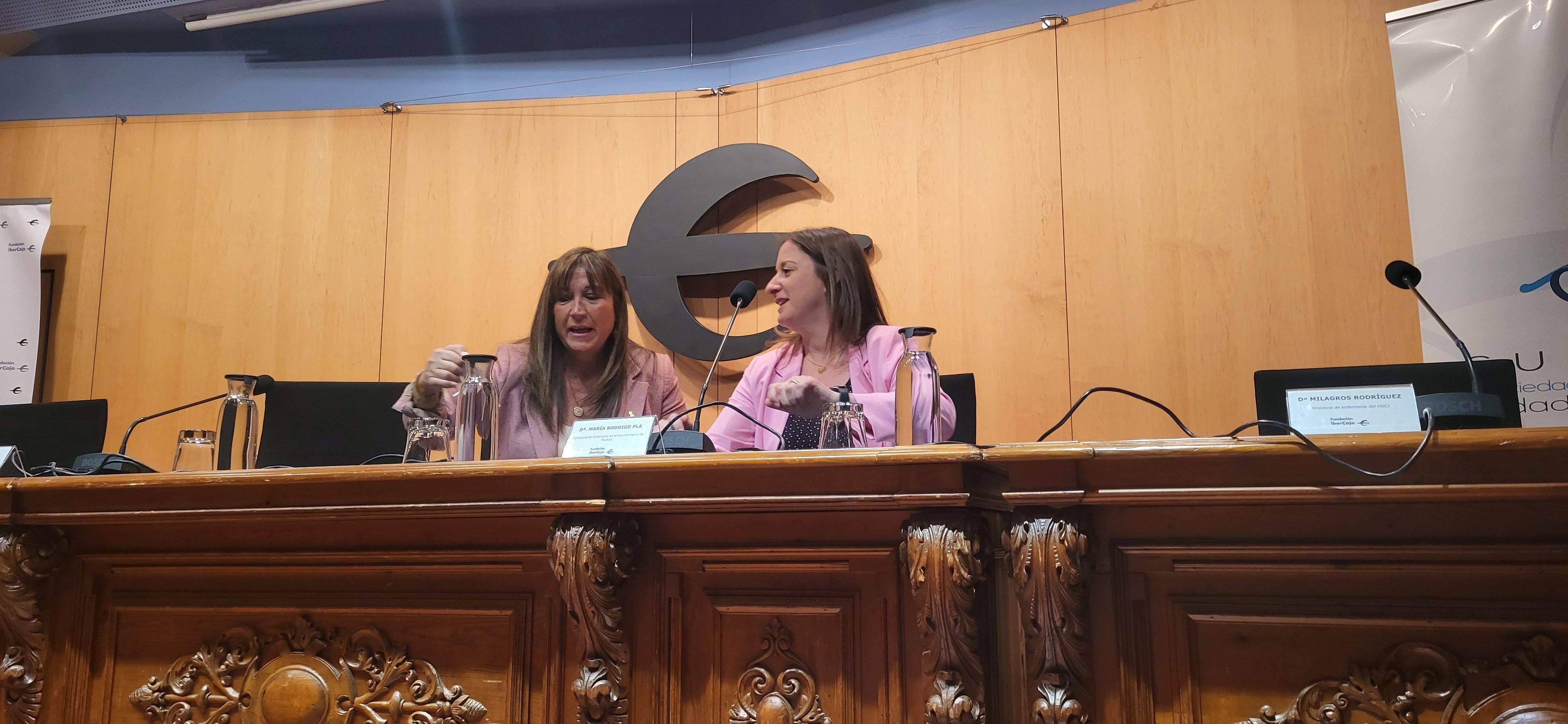 Sira Repollés y María Rodrigo.  Jornadas de cuidados paliativos celebradas en Huesca. Foto Myriam Martínez