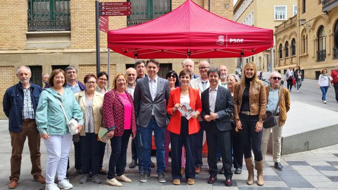 La ministra Rodríguez con los integrantes de la candidatura socialista al Ayuntamiento de Huesca.