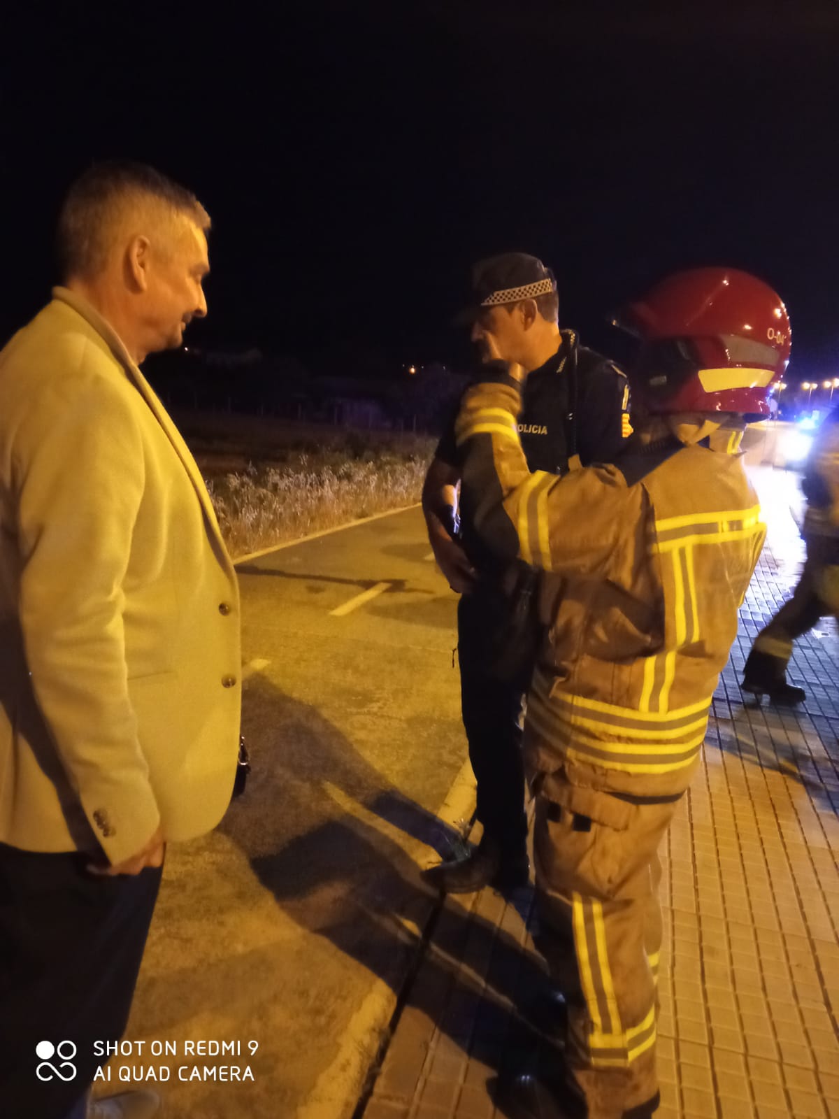 El presidente de la Asociación de Vecinos, Javier Moreno, ha acudido para interesarse sobre lo que estaba ocurriendo