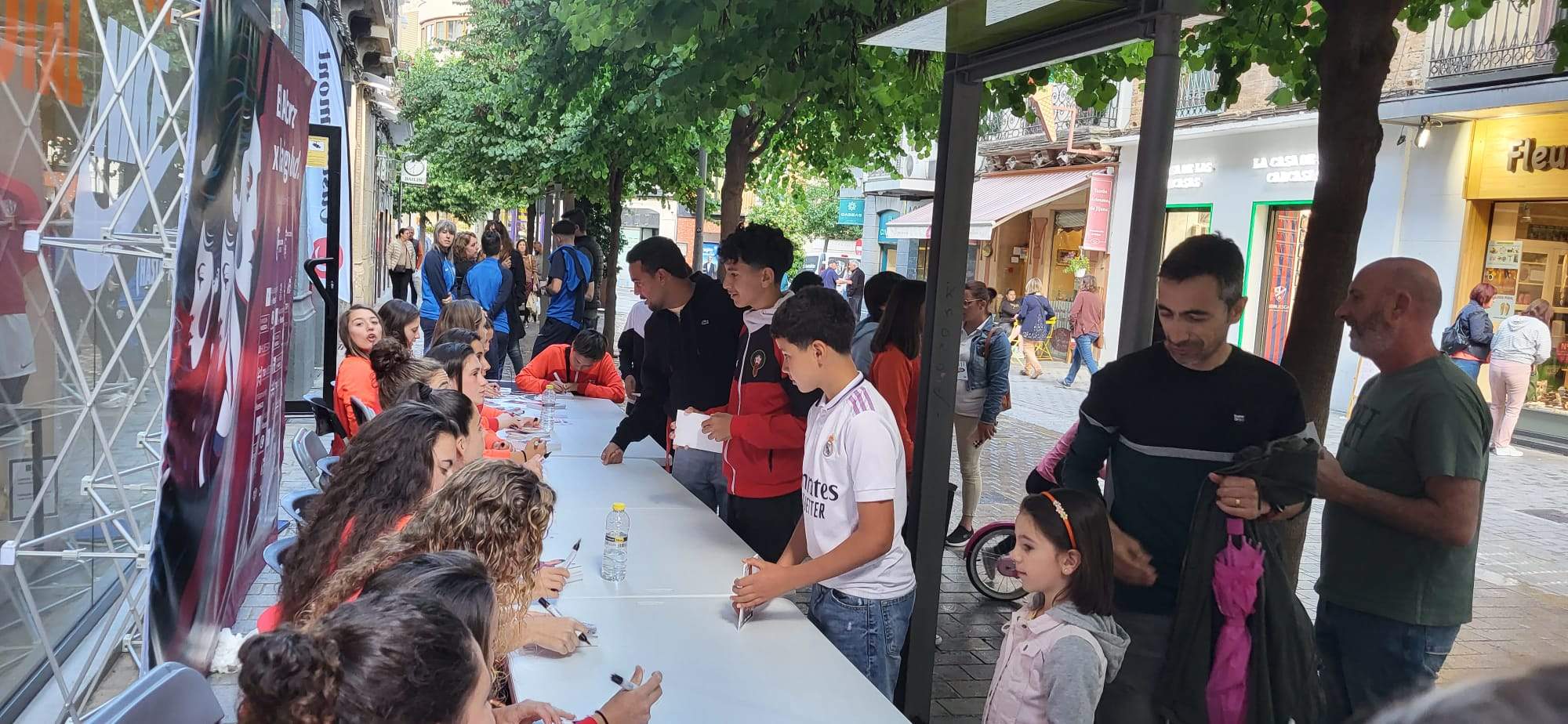 Los equipos femeninos del Huesca toman los Porches de Galicia y el Coso Bajo