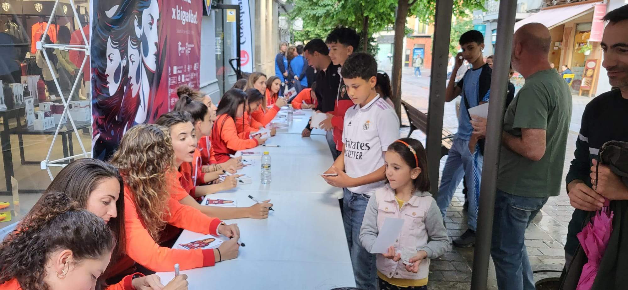 Los equipos femeninos del Huesca toman los Porches de Galicia y el Coso Bajo