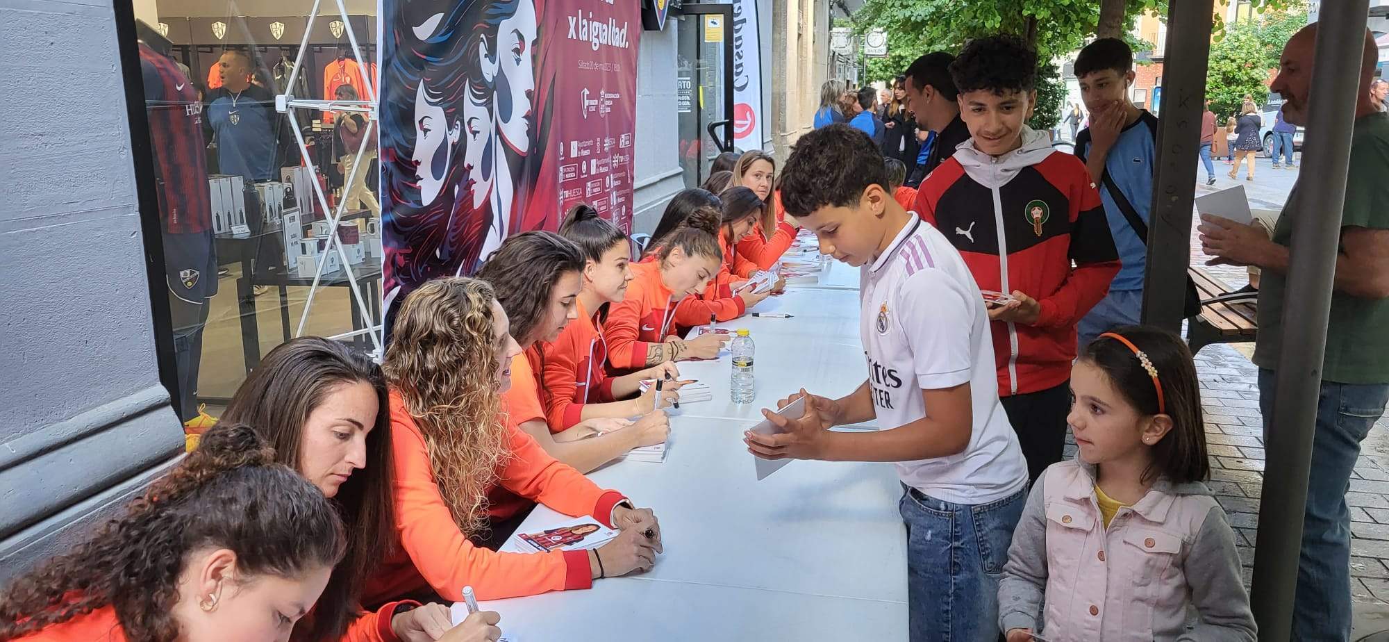 Los equipos femeninos del Huesca toman los Porches de Galicia y el Coso Bajo