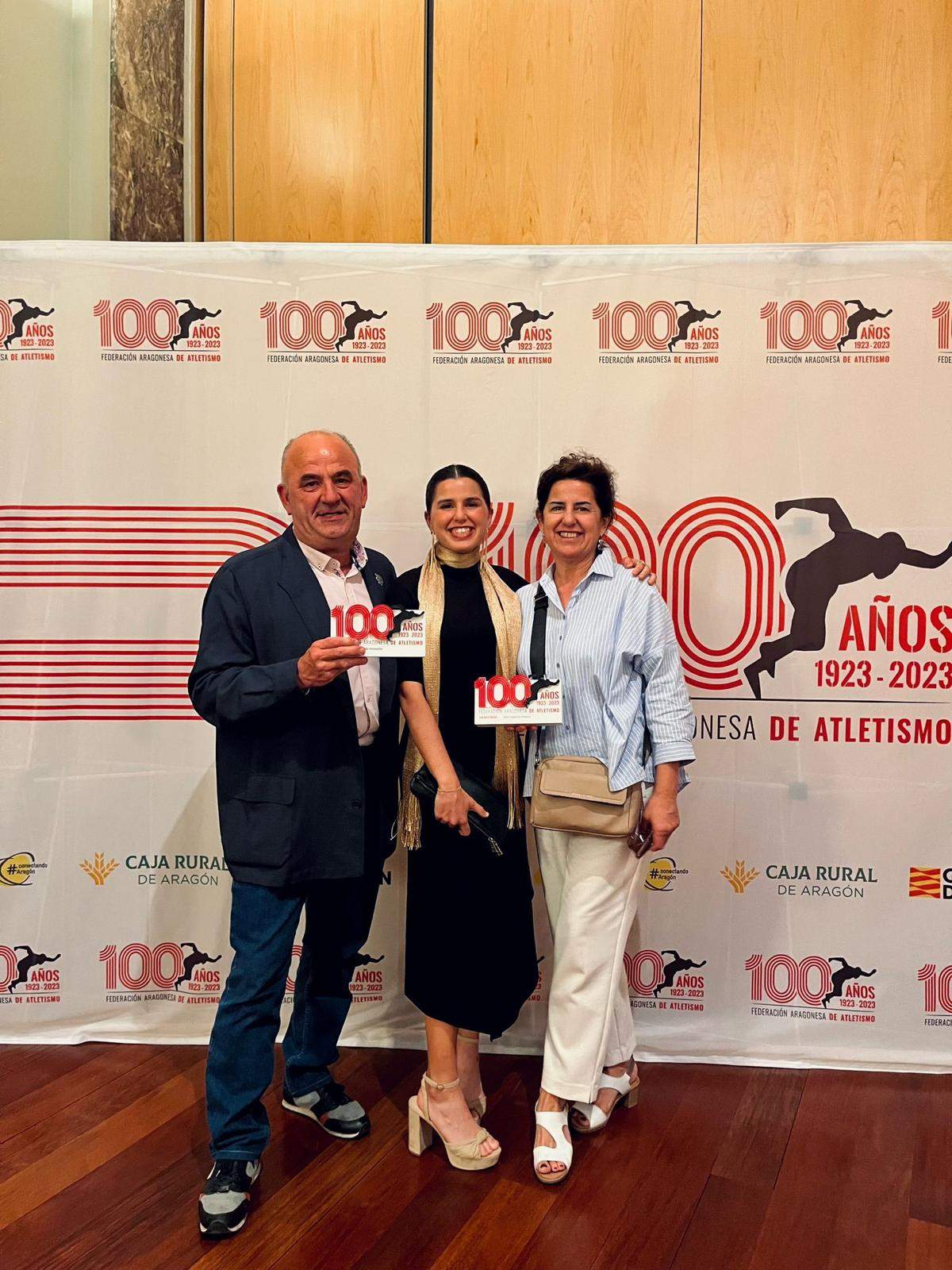 Eva Rico, atleta revelación, con sus padres.