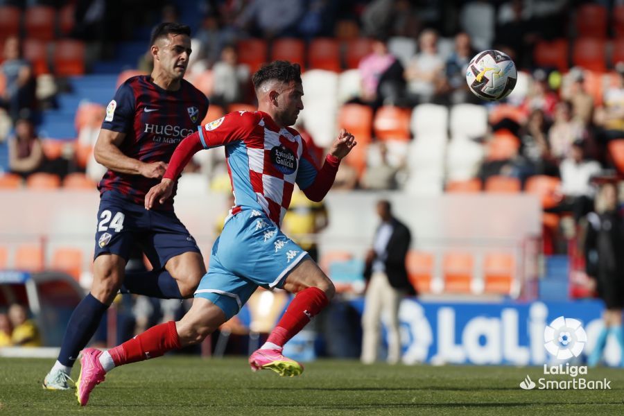 Rubén persigue a Sebas Moyano en la victoria del Huesca con buen desempeño de los jugadores. Foto Laliga Rubén persigue a Sebas Moyano en la victoria del Huesca con buen desempeño de los jugadores. Foto Laliga