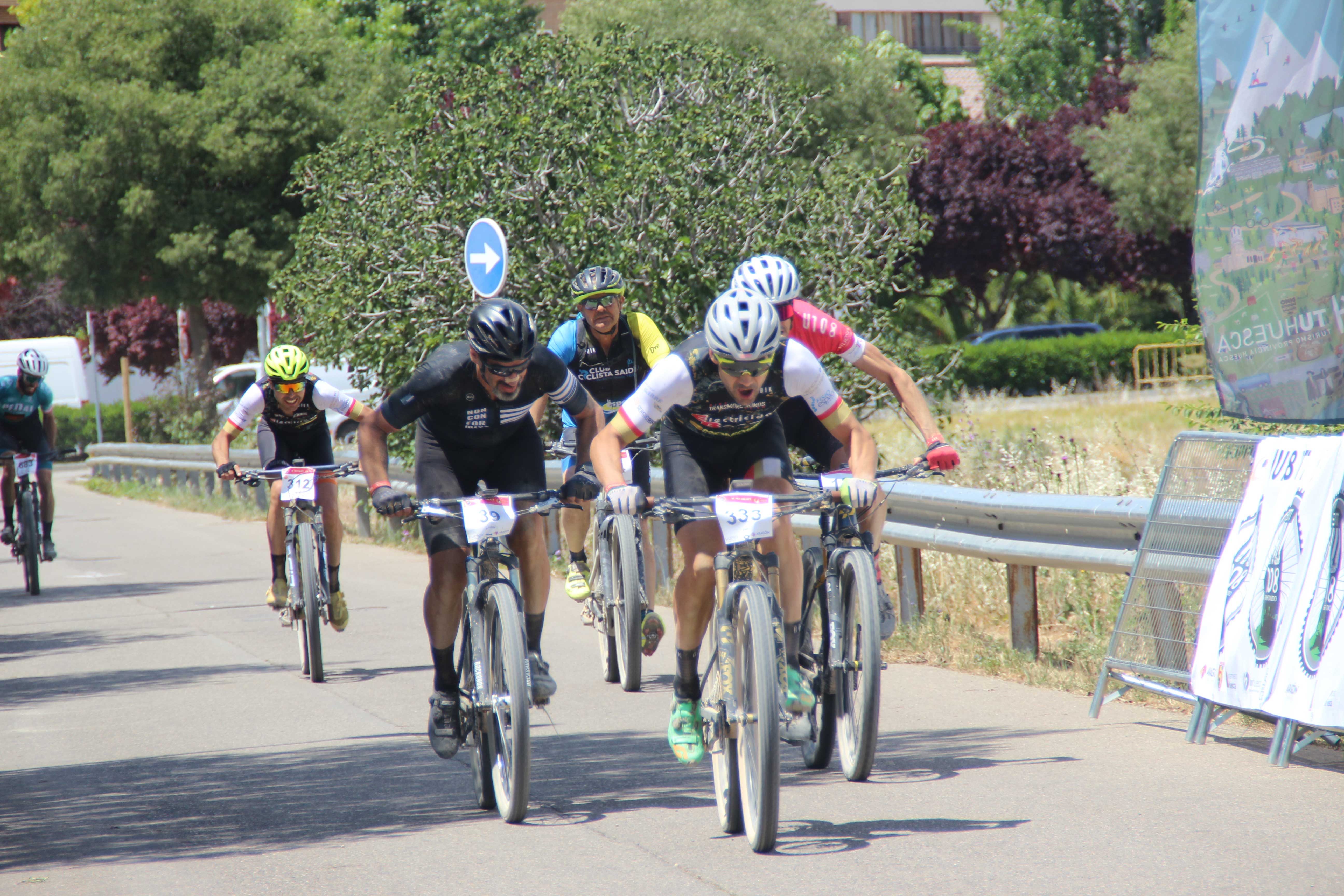 Daniel Larramona imponiéndose en el sprint final