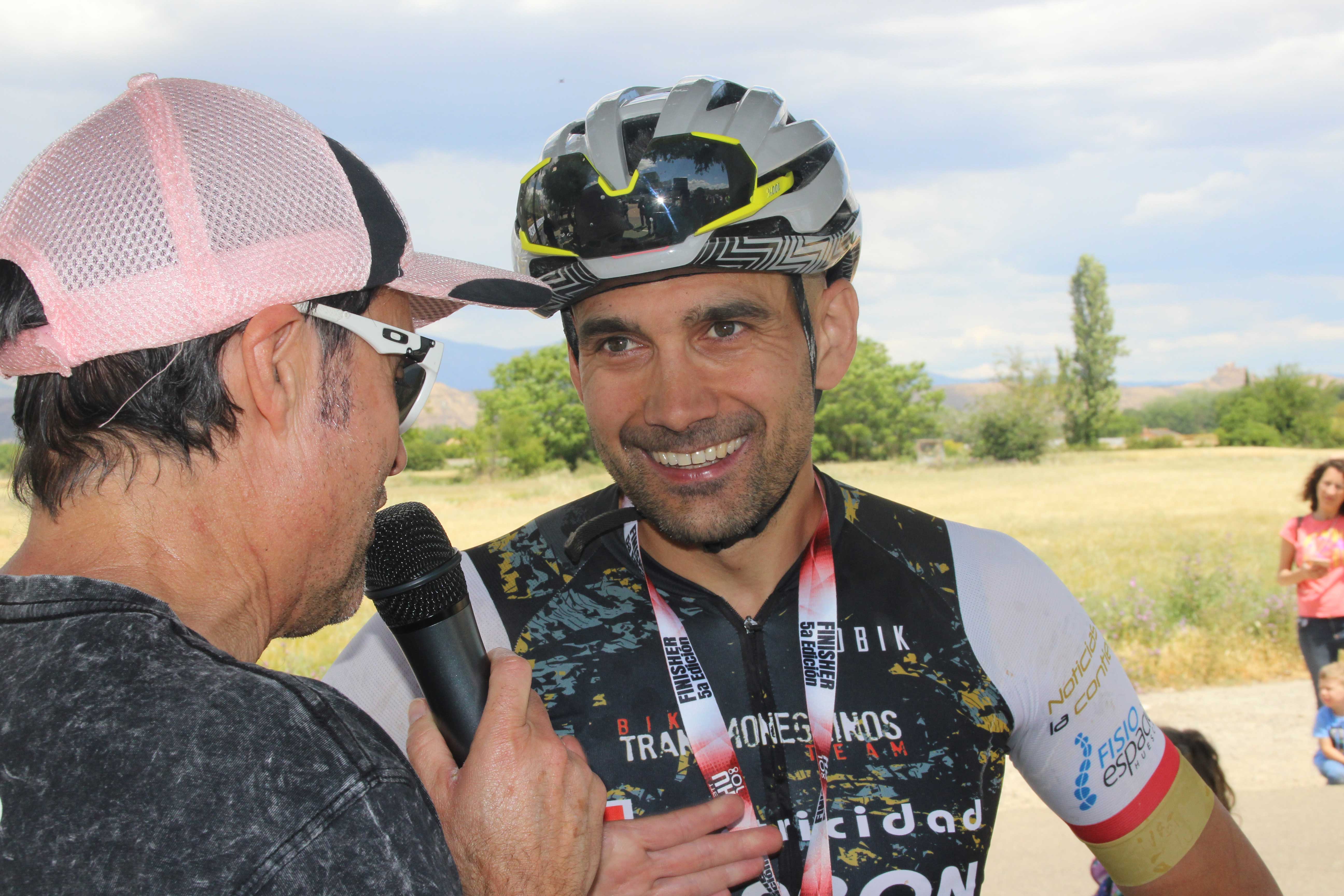 Daniel Larramona, primer clasificado de la gran fondo HU108 entrevistado por el speaker Alejandro Ballesteros