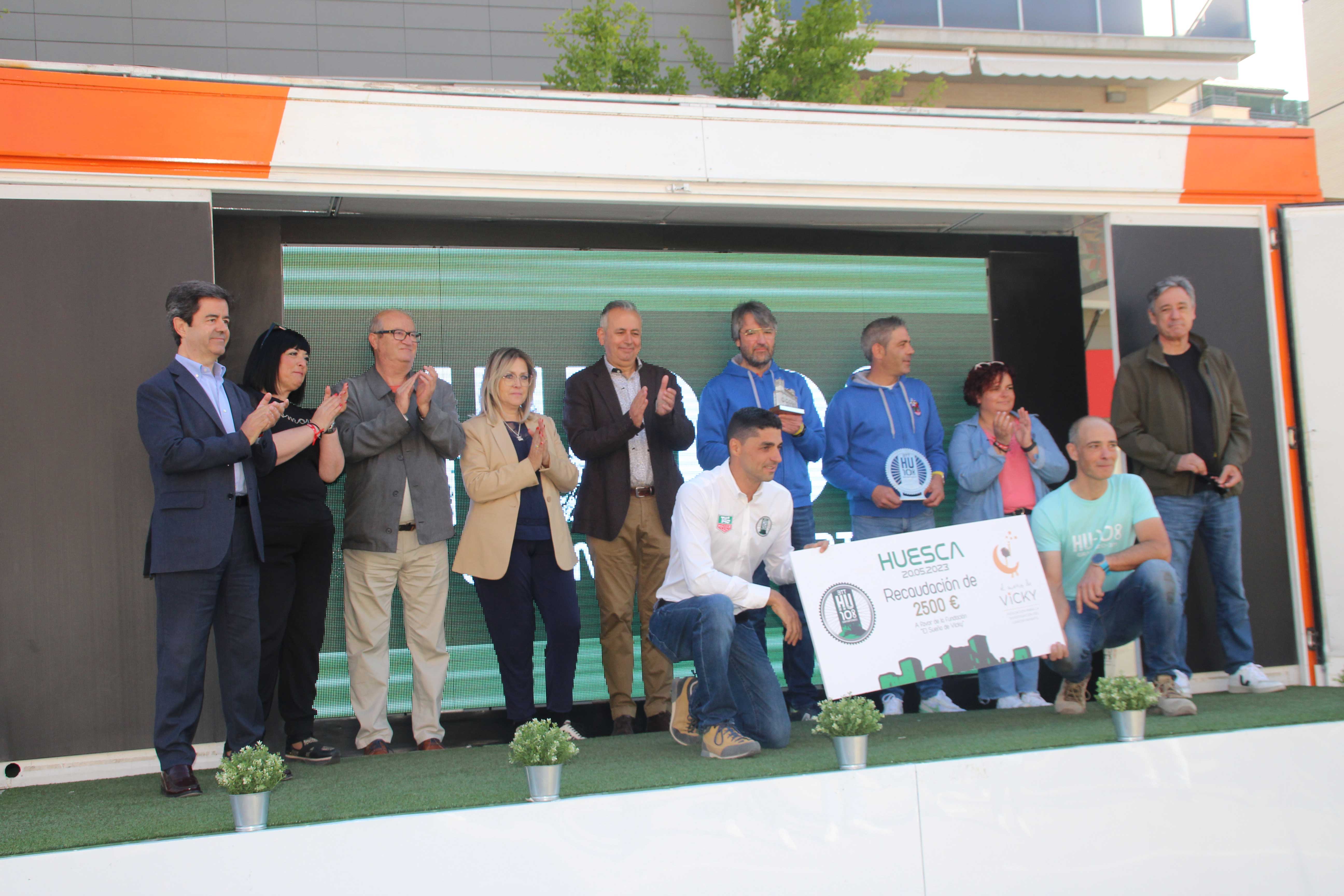 Entrega de cheque el Sueño de Vicky