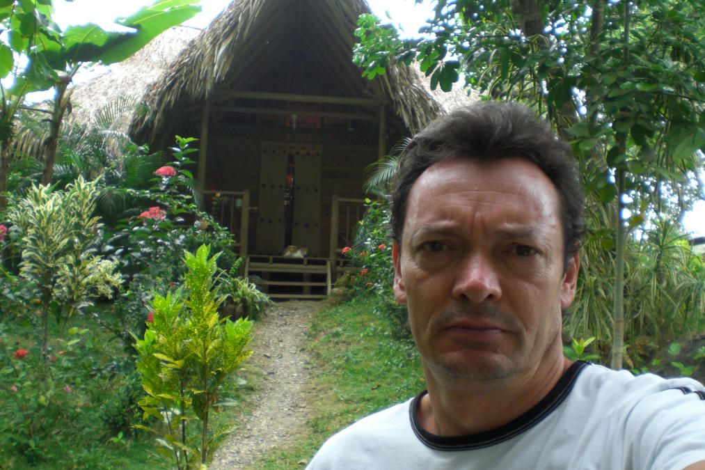 Delante del bungaló de Juan