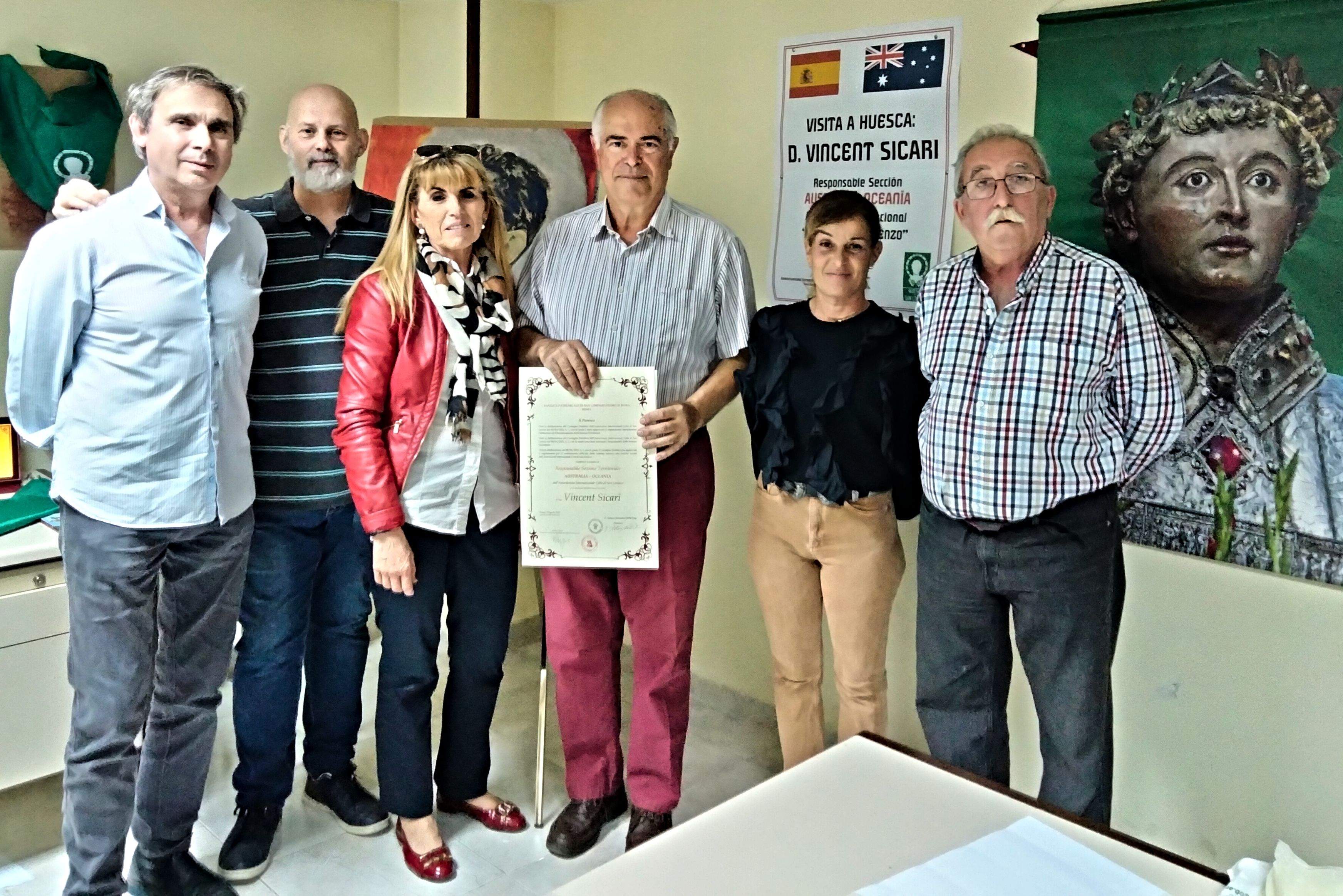 Vincent Sicari con miembros de Huesca Cuna de San Lorenzo