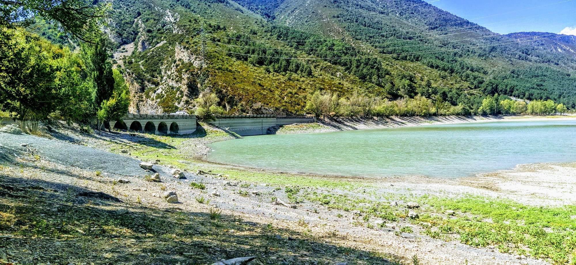 Se puede pasear por su interior, donde debería haber agua, y llegar al centro de su lecho vegetación. Foto Joaquín Santafé