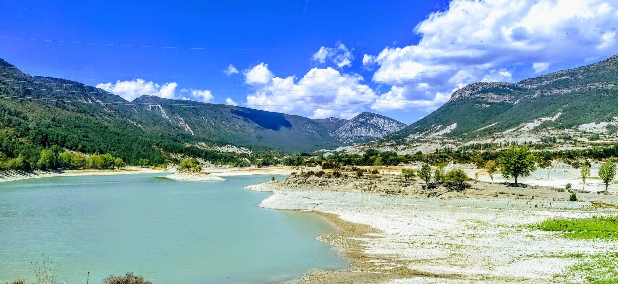 El embalse de Arguis, a 950 metros de altura, se alimenta del río Isuela. Foto Joaquín Santafé
