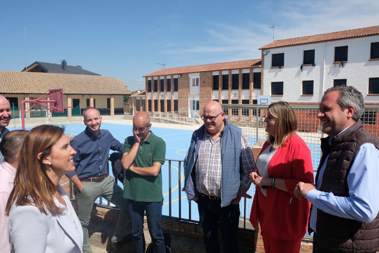 Los candidatos de CS Tu Aragón Carlos Ortas y  Jara Bernués han visitado la localidad de Estadilla.