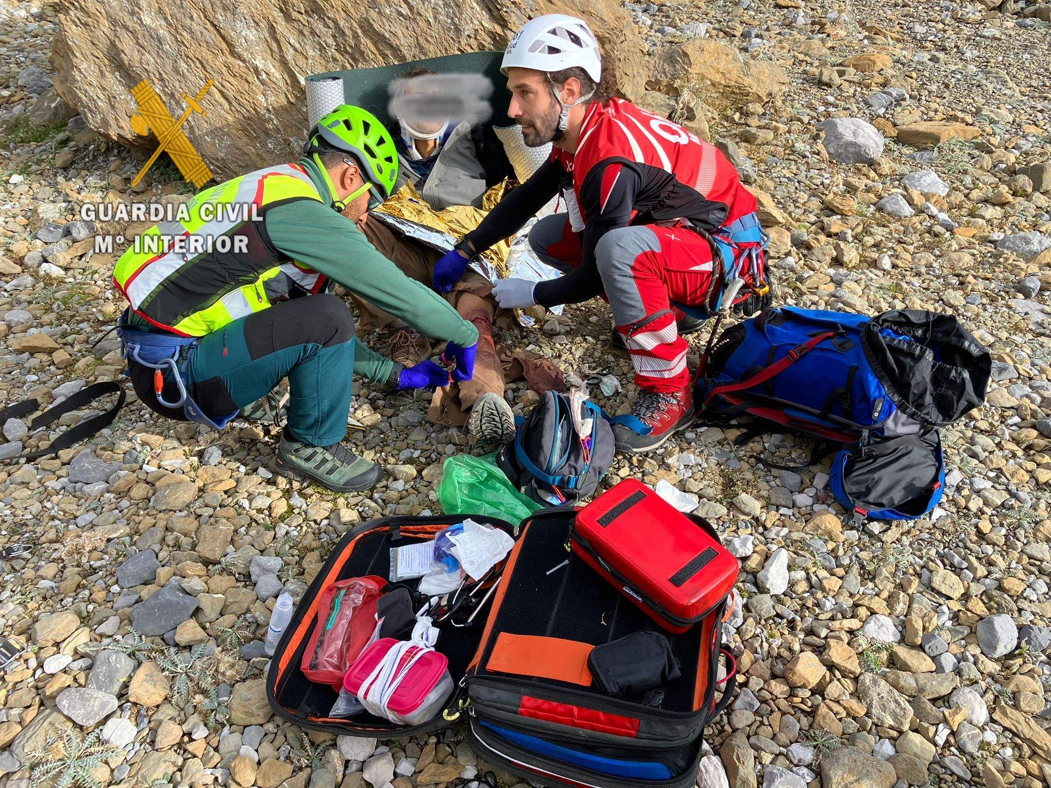 El herido en la zona de Marboré, atendido por el médico y los agentes