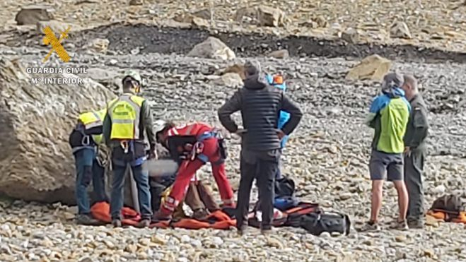 El herido es atendido en la zona donde ha sido hallado por otros montañeros